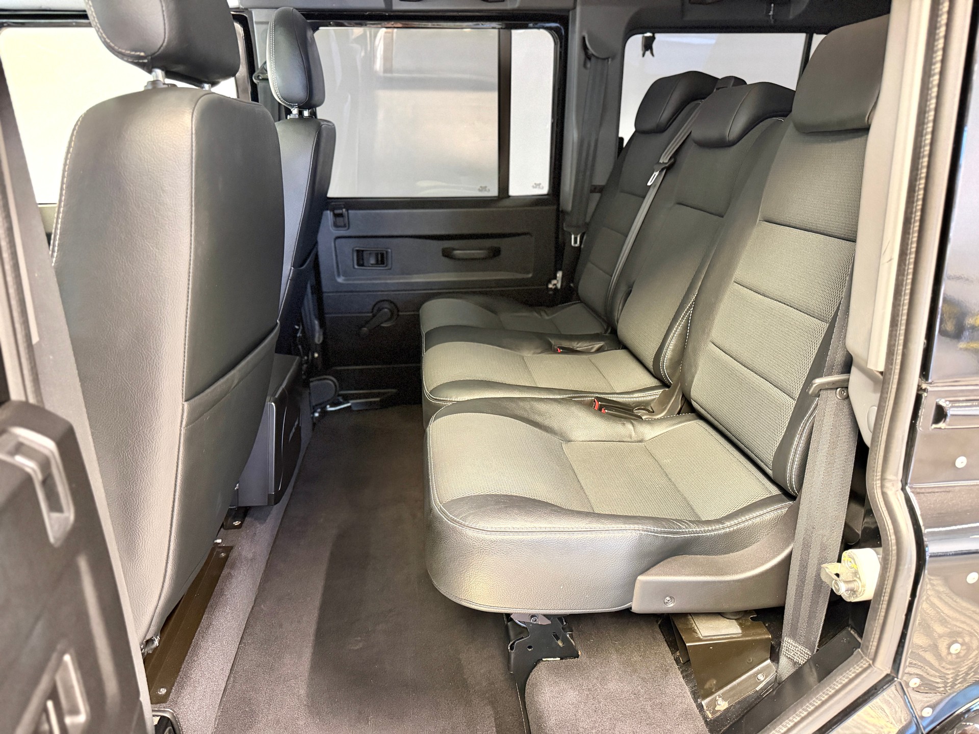 LAND ROVER Black Edition 110-image-13