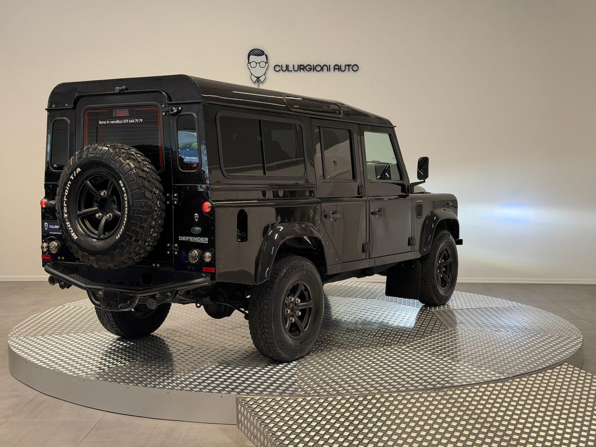 LAND ROVER Black Edition 110-image-4