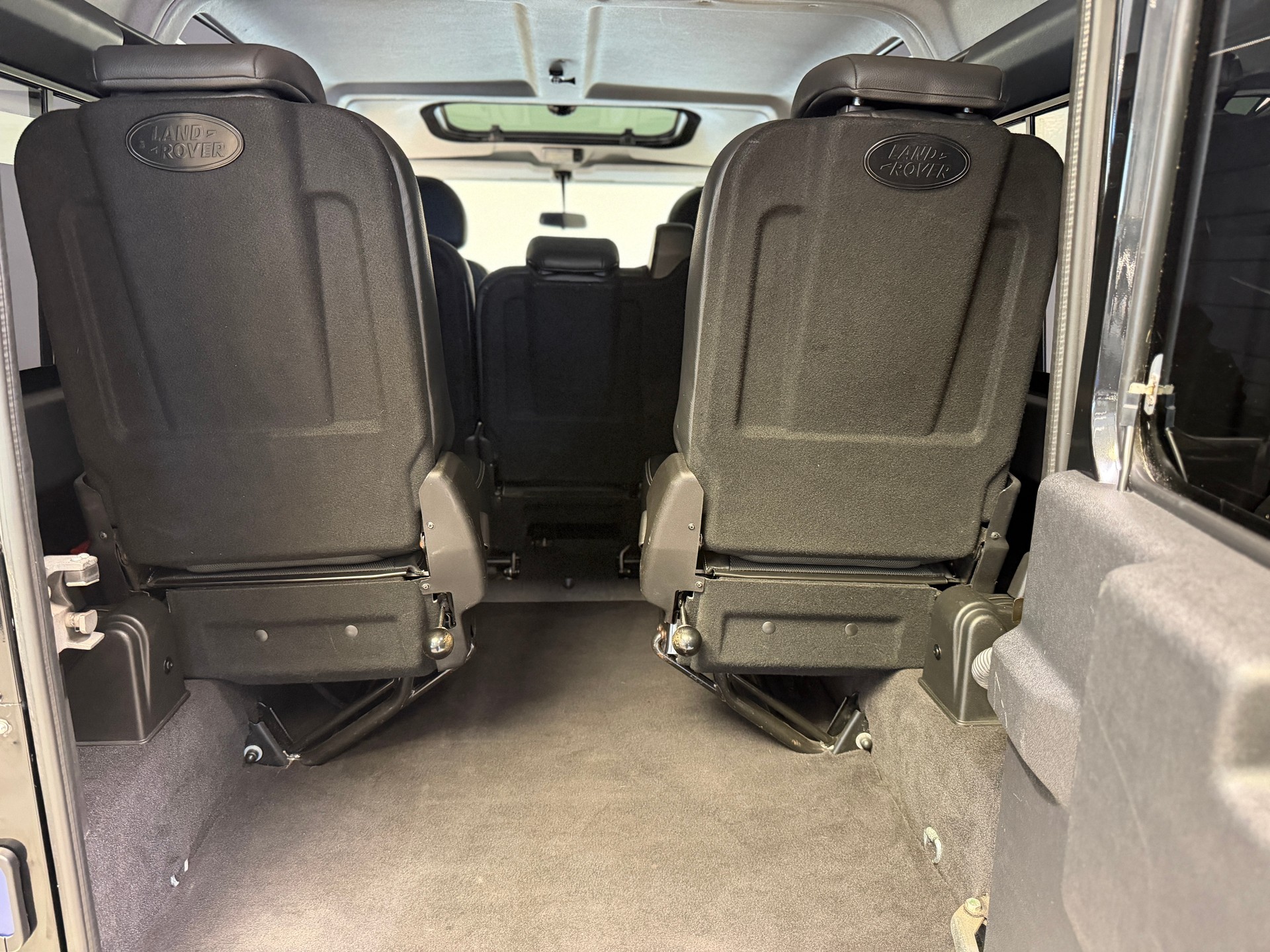 LAND ROVER Black Edition 110-image-16