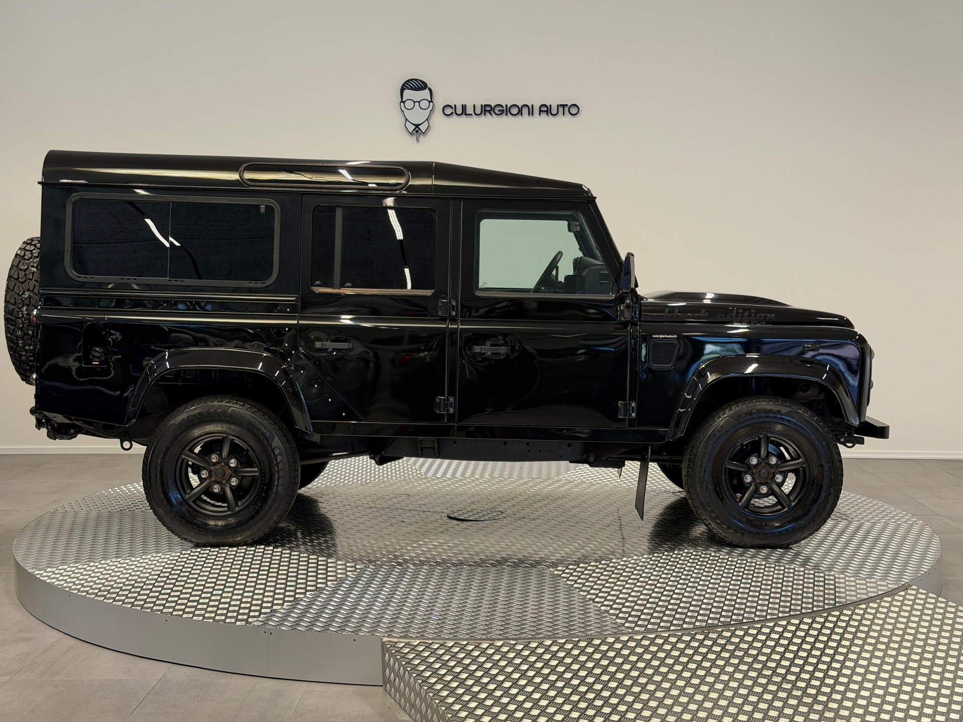 LAND ROVER Black Edition 110-showroom-element-3