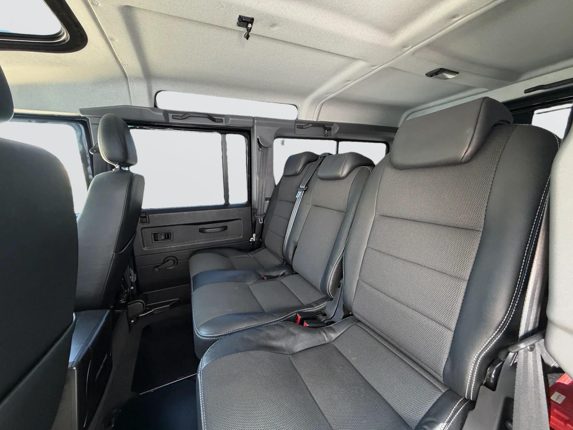 LAND ROVER Black Edition 110-image-10