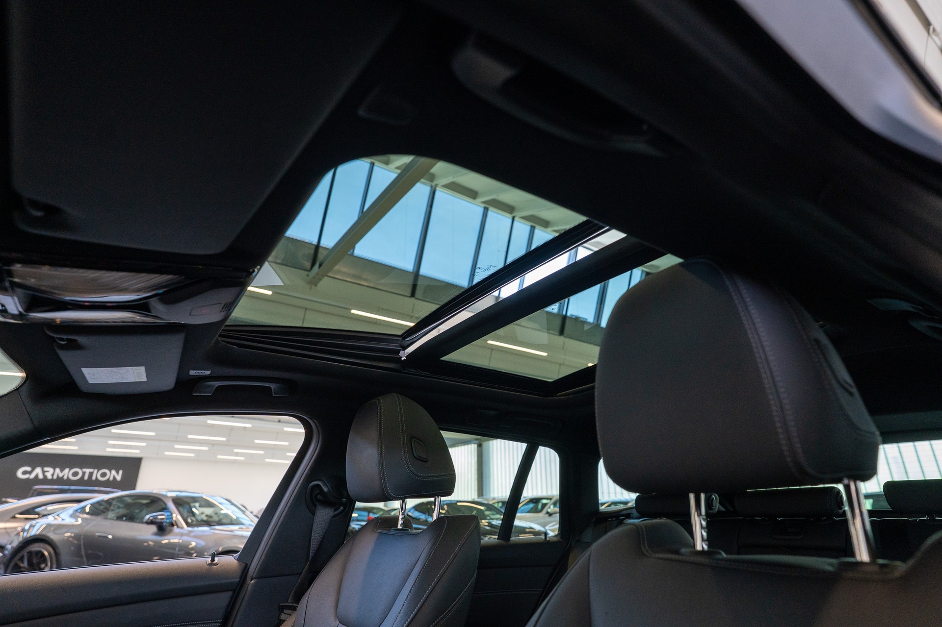 BMW M340i xDrive Touring / LCI / Panorama / 360°Kamera-image-10