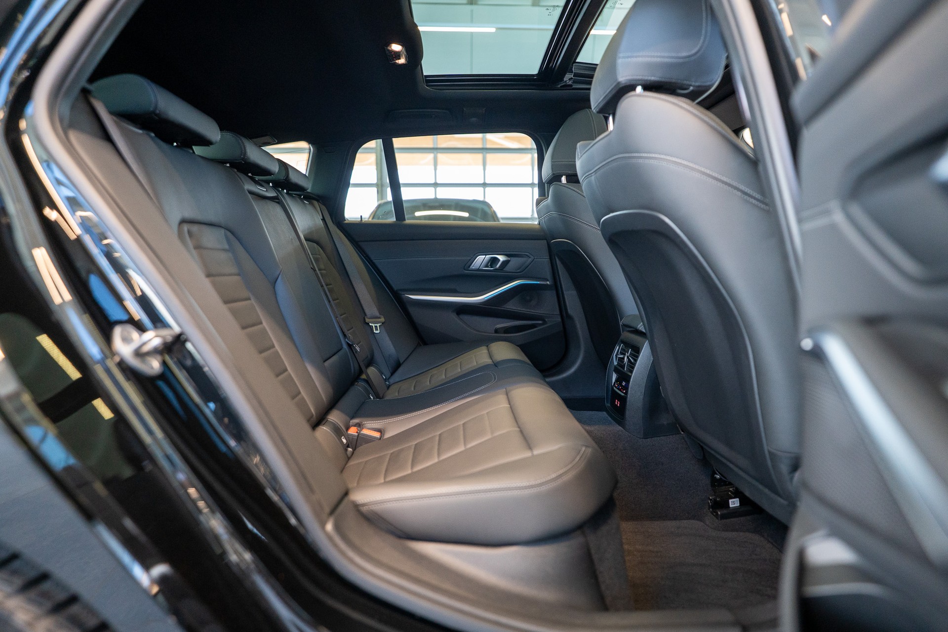 BMW M340i xDrive Touring / LCI / Panorama / 360°Kamera-image-16