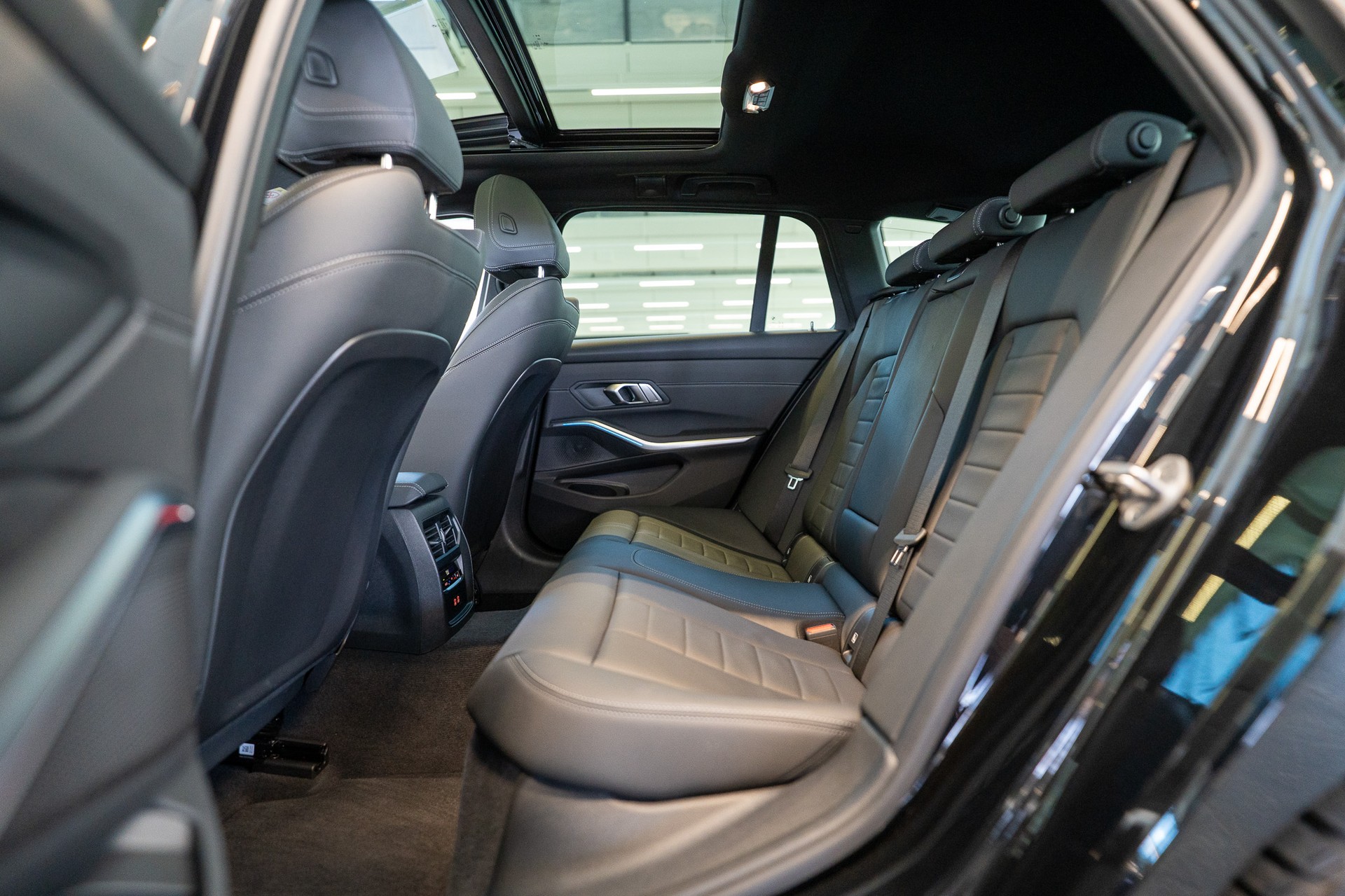 BMW M340i xDrive Touring / LCI / Panorama / 360°Kamera-image-14