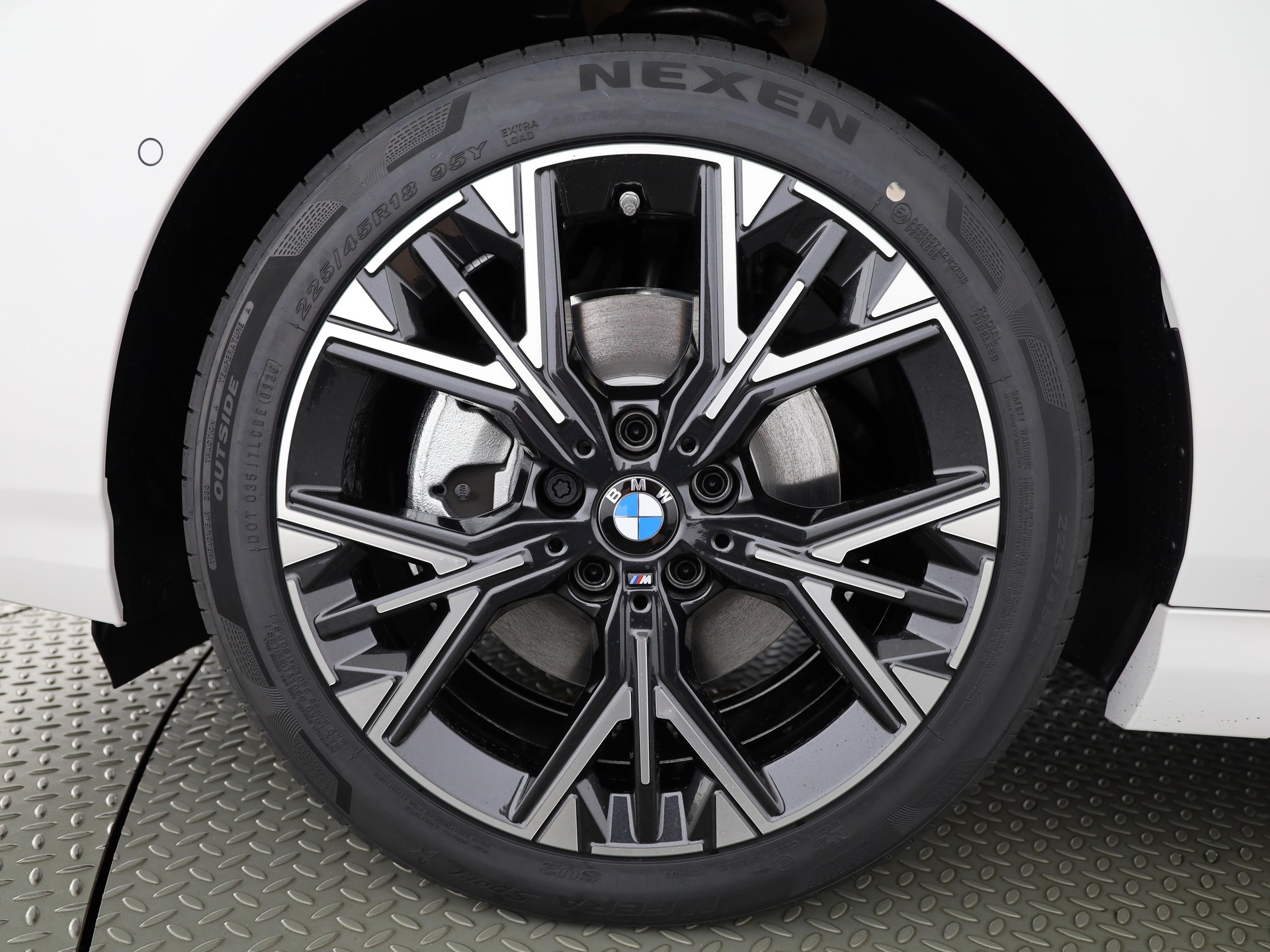 BMW 120i-image-6