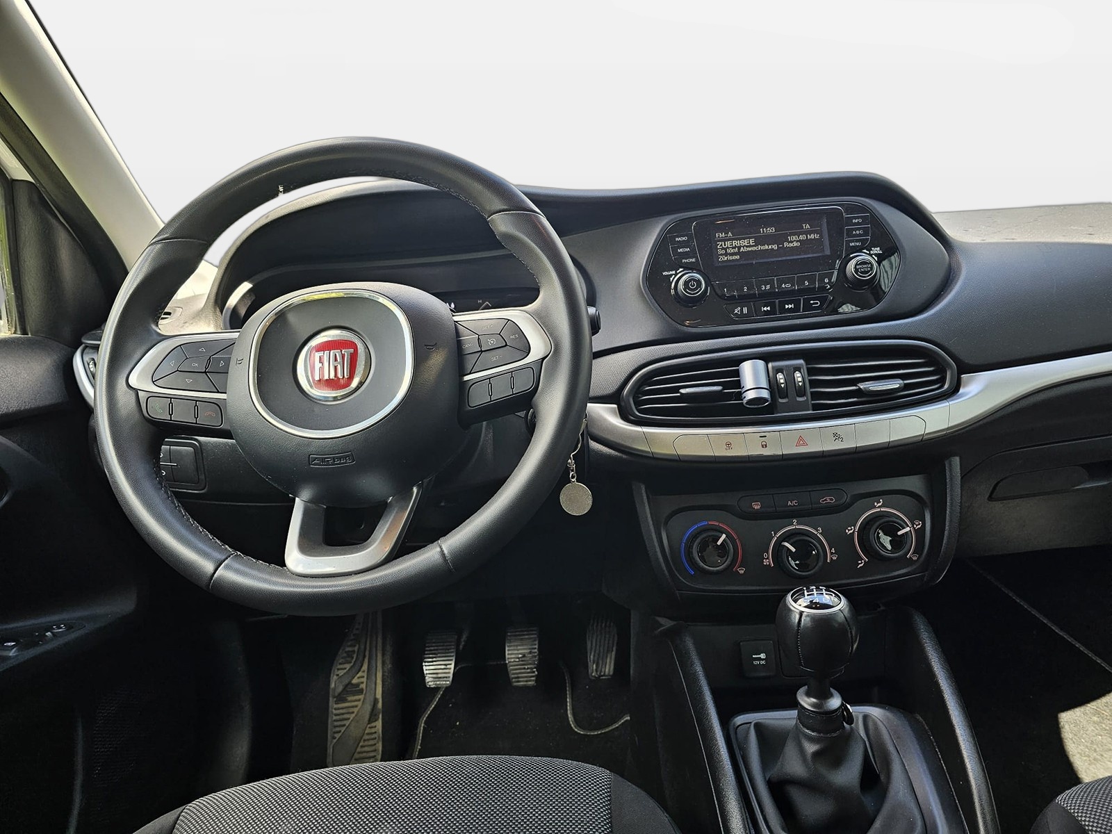 FIAT Tipo 1.4T Station Wagon Street-image-9