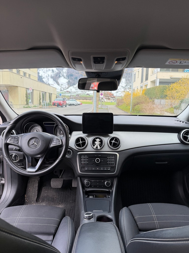 MERCEDES-BENZ GLA 200 d Urban-image-4