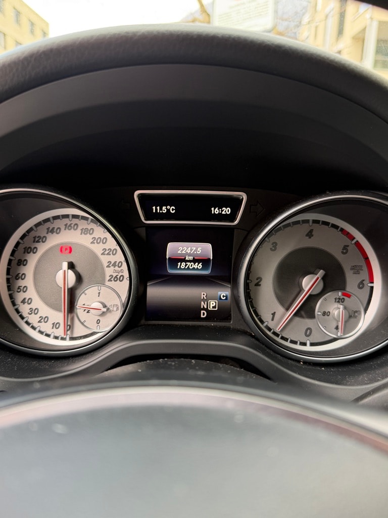 MERCEDES-BENZ GLA 200 d Urban-image-5