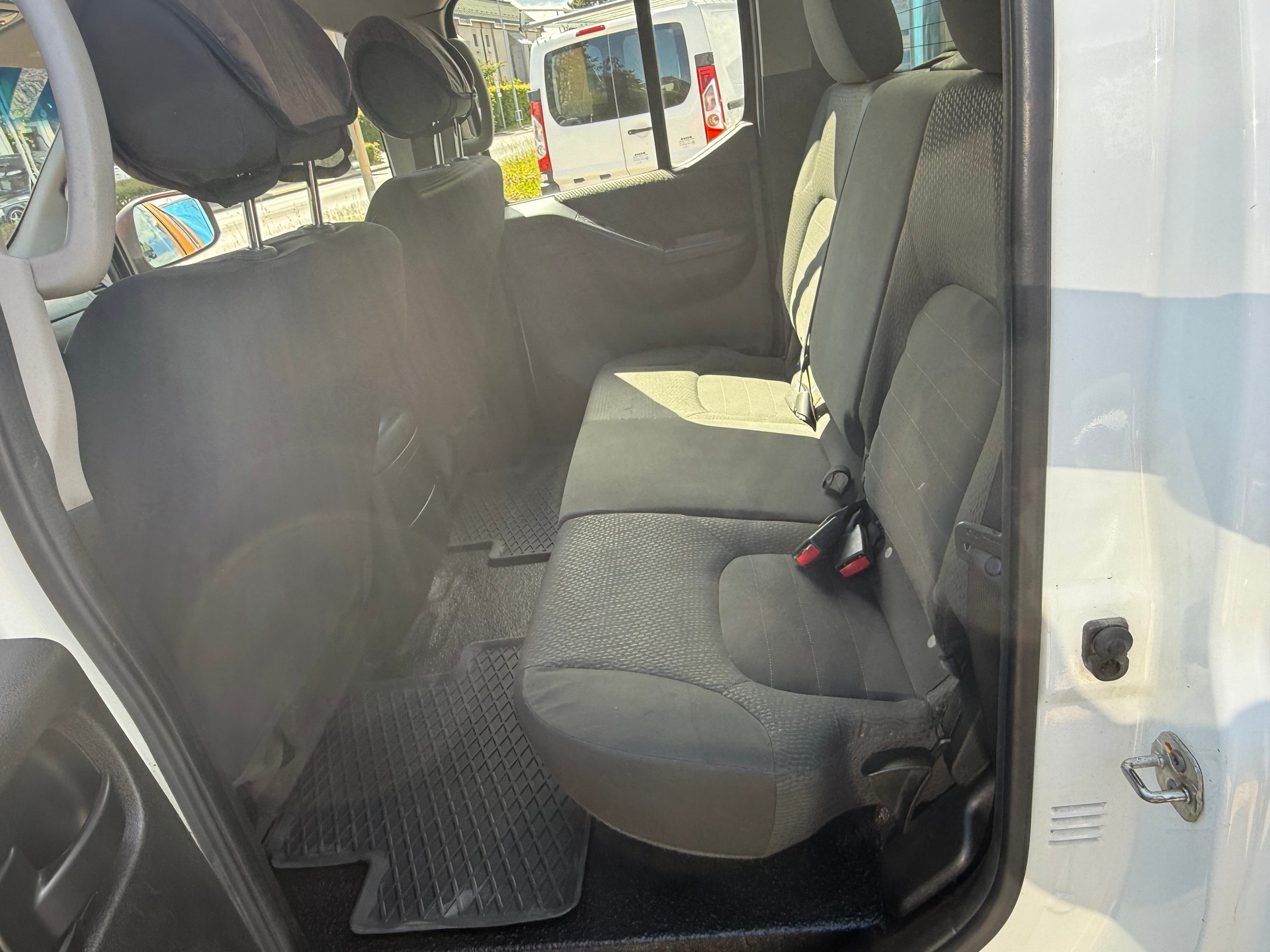 NISSAN Navara Double Cab SE 2.5 dCi 4WD Automat-image-13