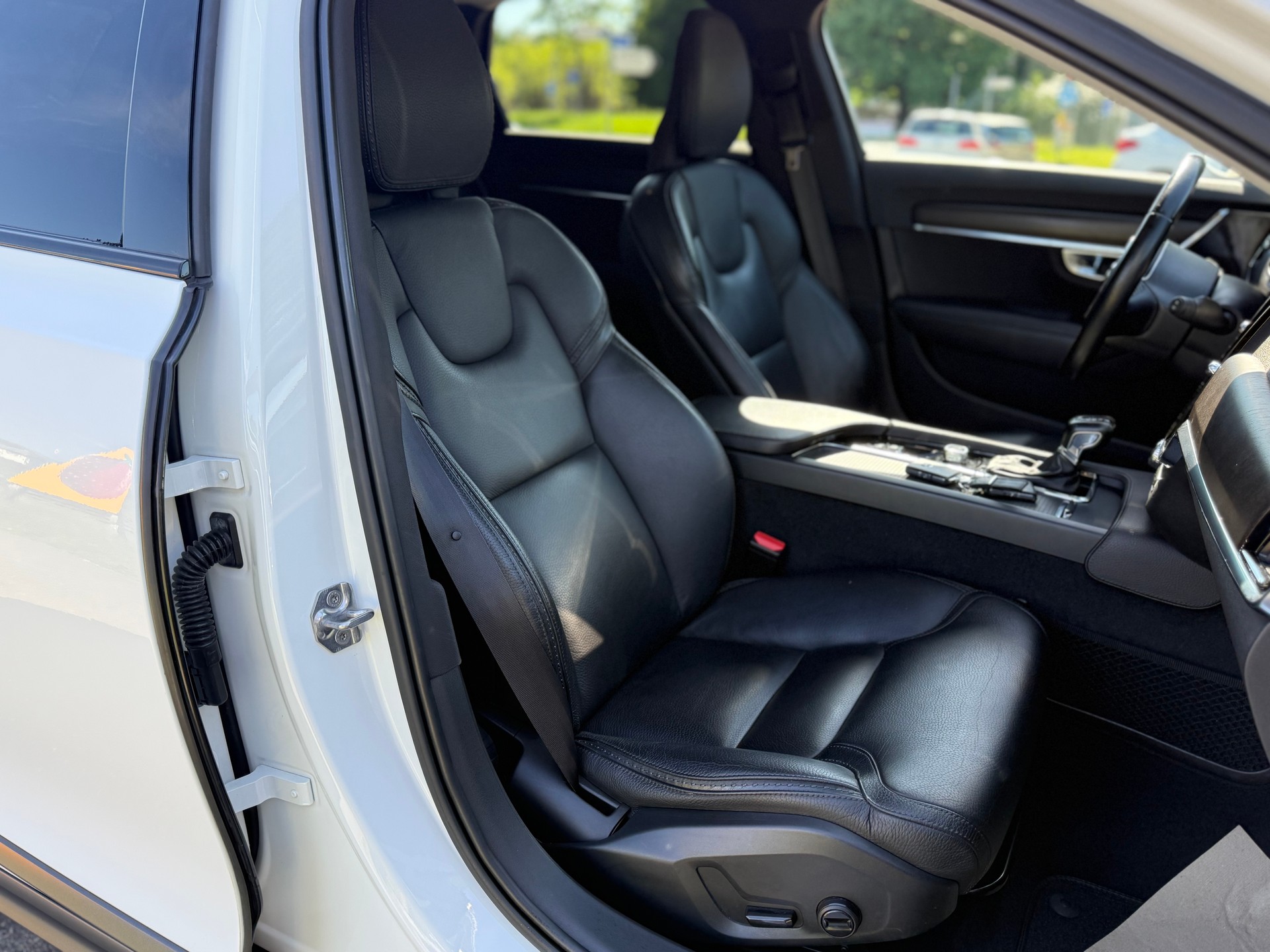 VOLVO V90 Cross Country D4 AWD-image-7