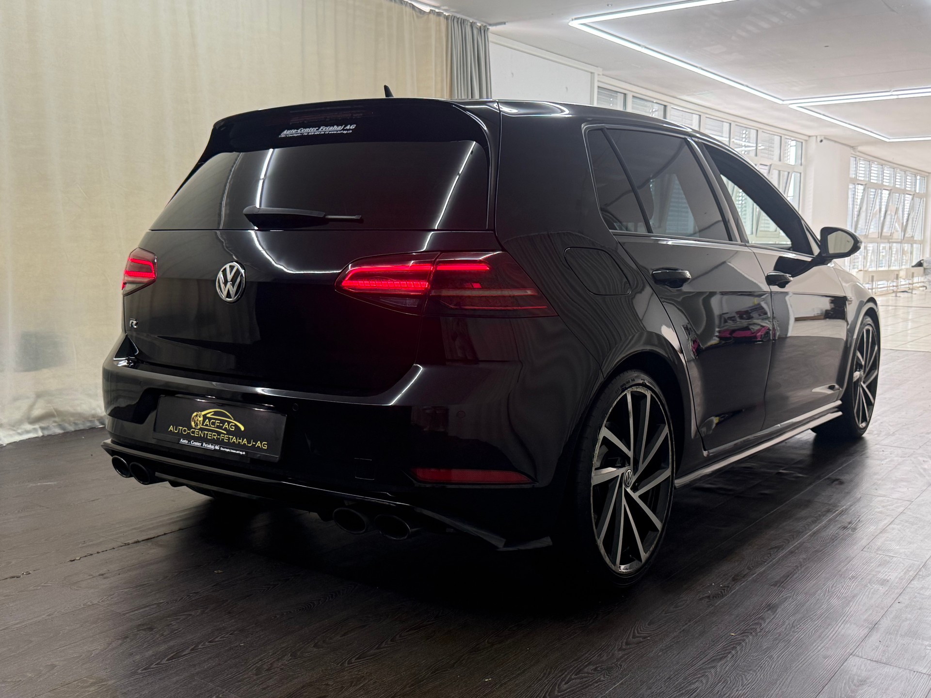 VW Golf 2.0 TSI R 4Motion DSG-showroom-element-3
