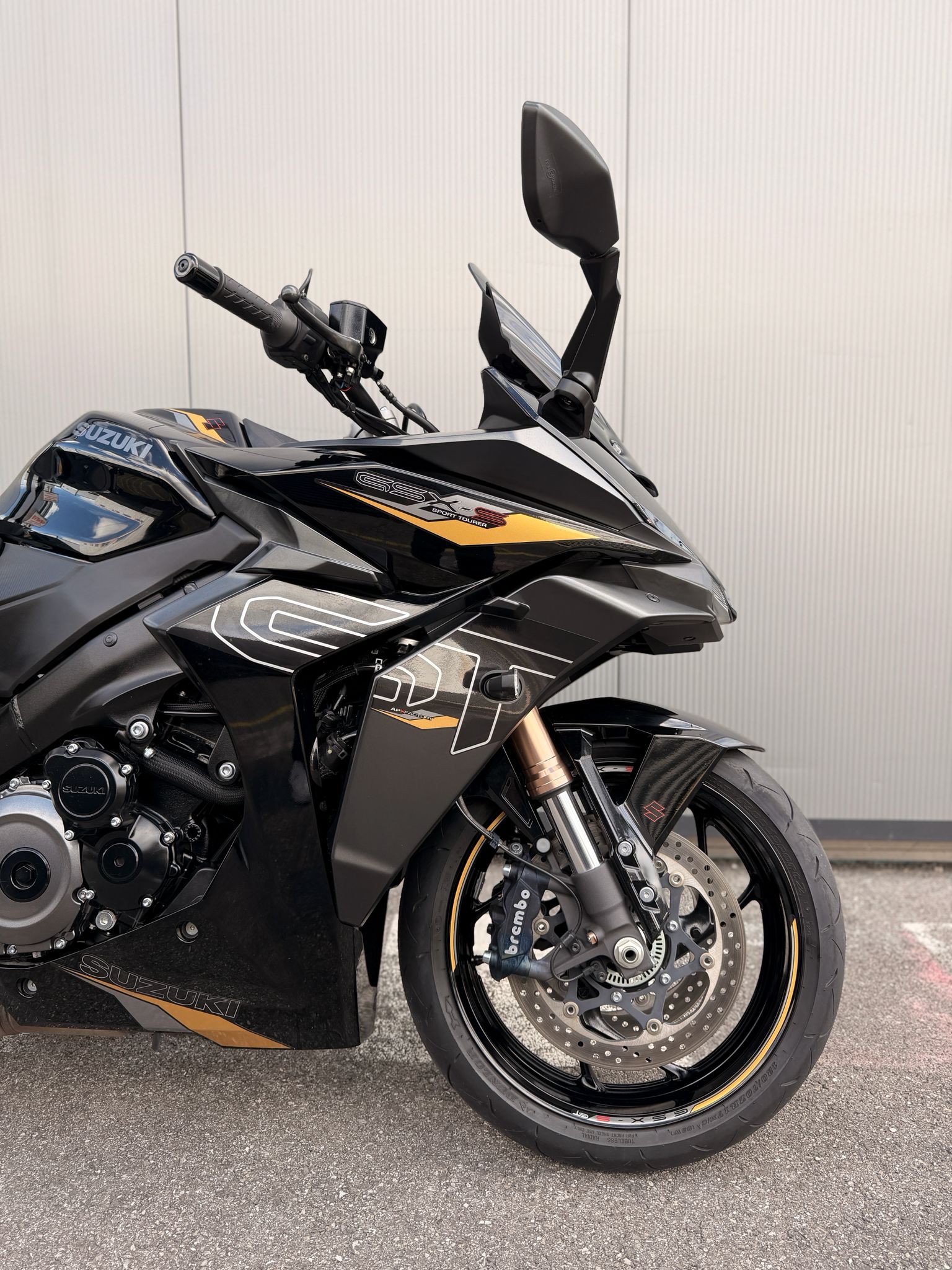 SUZUKI GSX-S1000GT-showroom-element-1