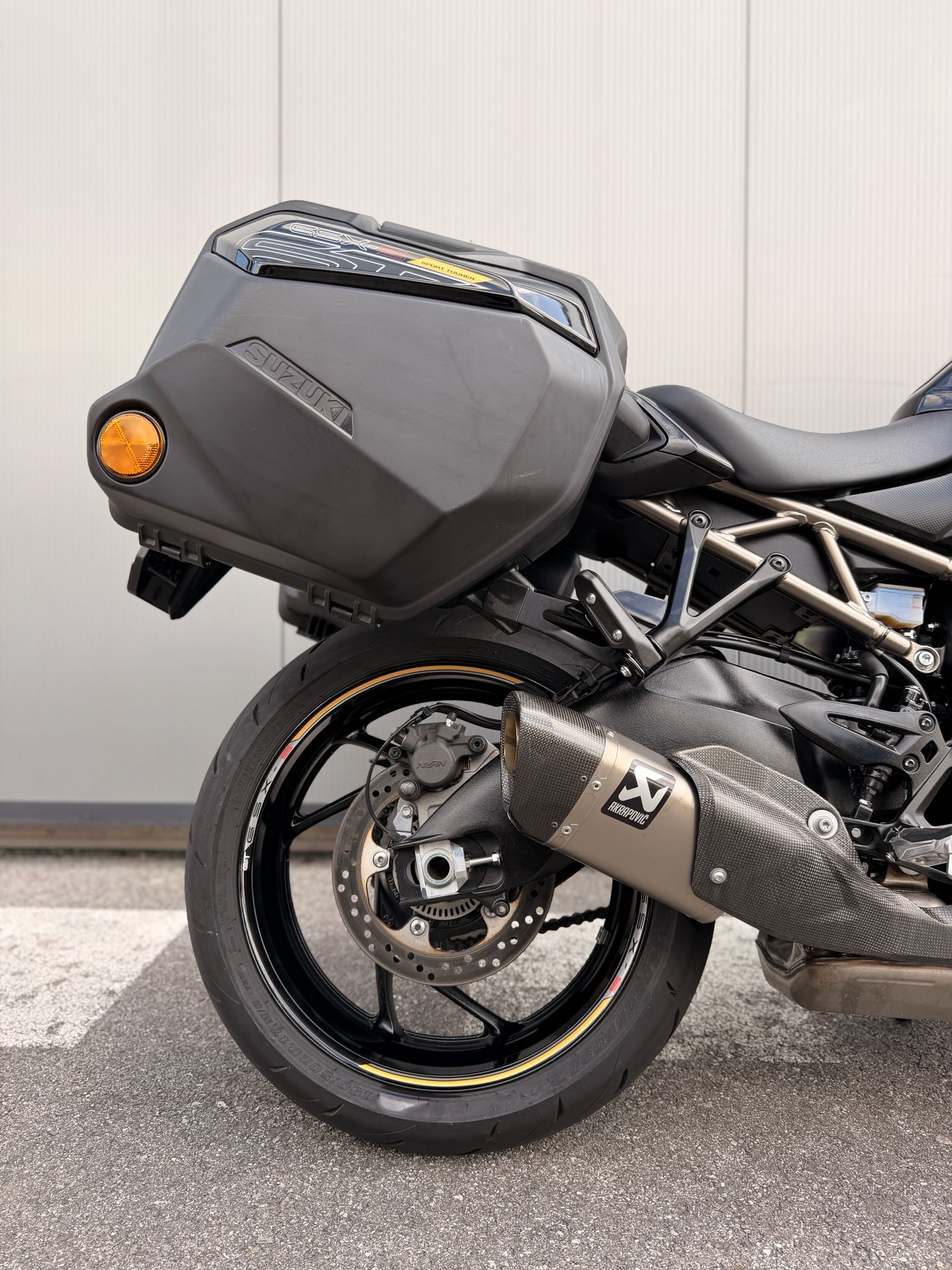 SUZUKI GSX-S1000GT-showroom-element-2