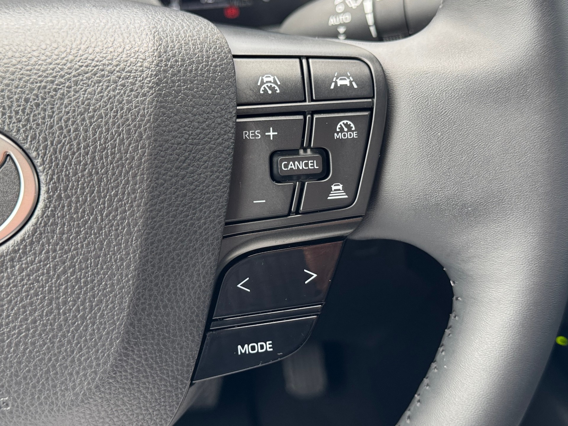 TOYOTA C-HR 1.8 HSD CVT Swiss Edition-image-13