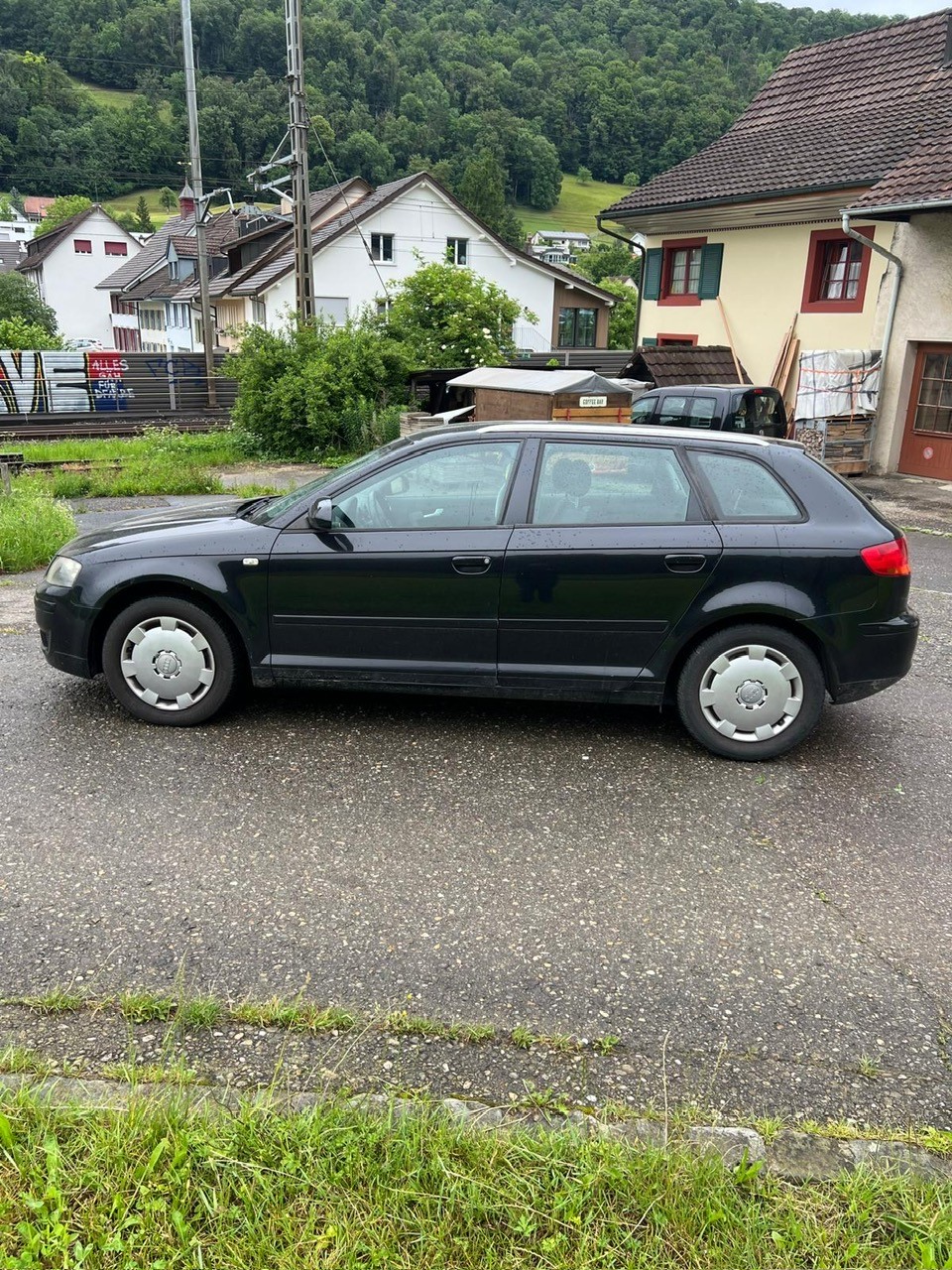 AUDI A3 Sportback 2.0 TDI Attraction-image-2