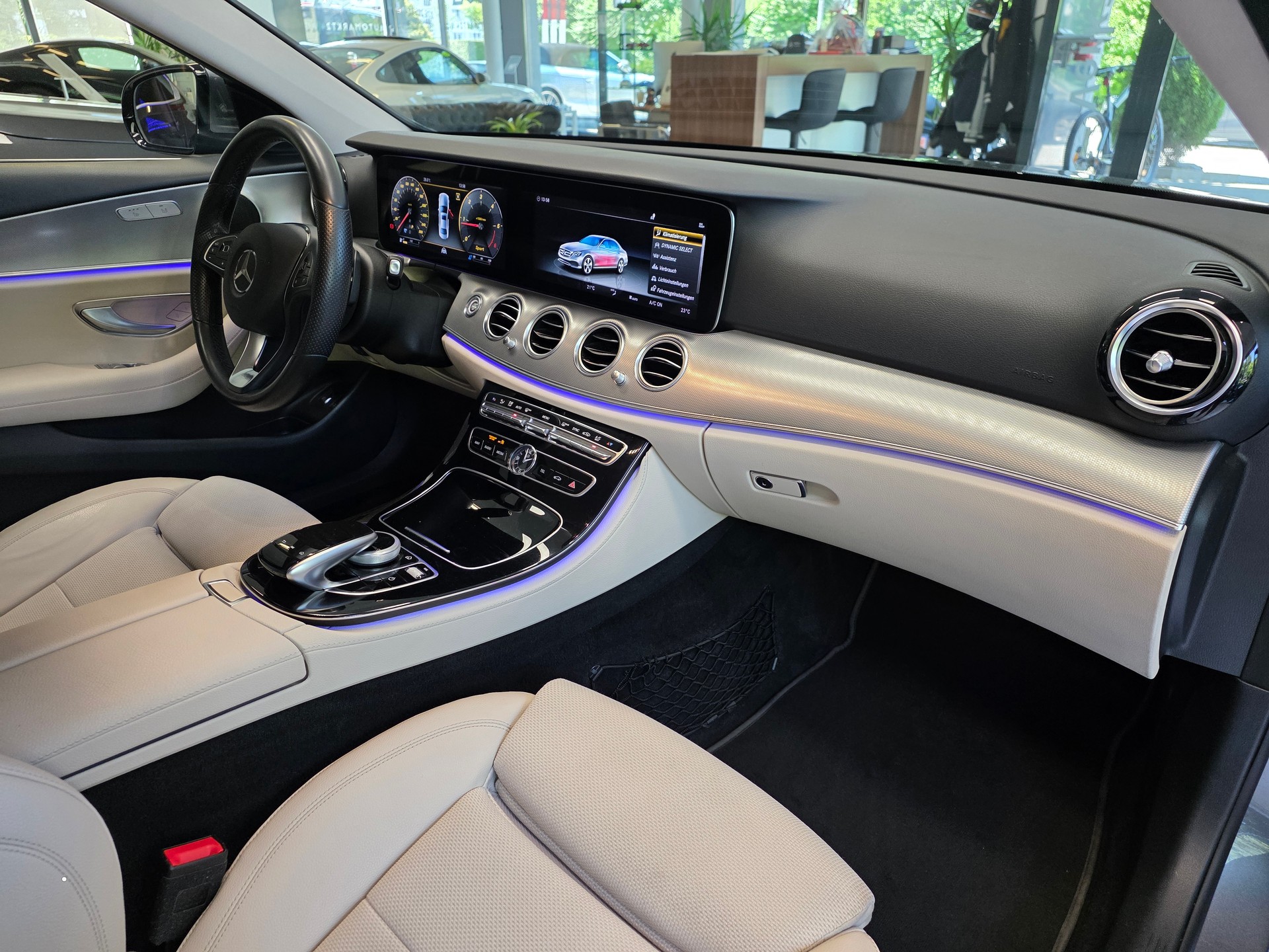 MERCEDES-BENZ E 220 d Avantgarde 4matic-image-12