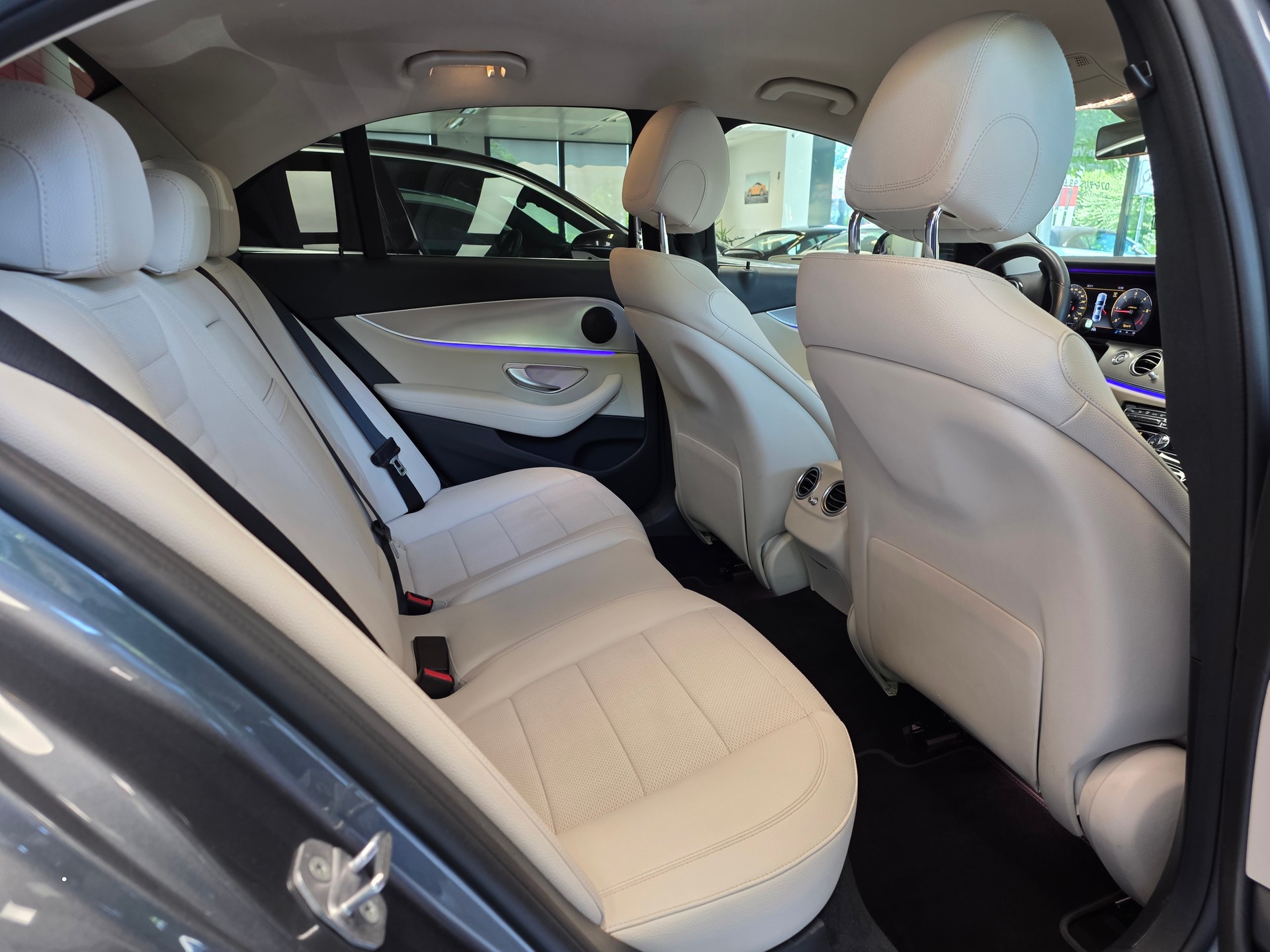 MERCEDES-BENZ E 220 d Avantgarde 4matic-image-13