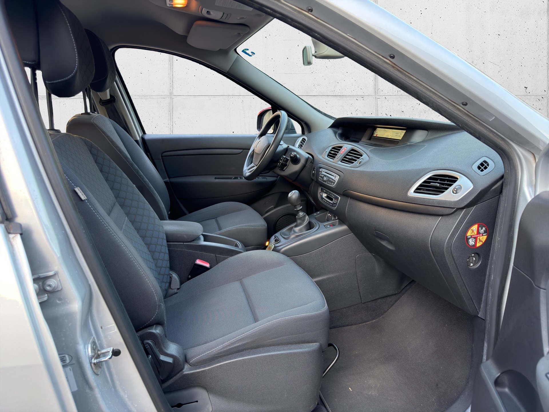 RENAULT Scénic 1.4 16V Turbo Privilège-image-9