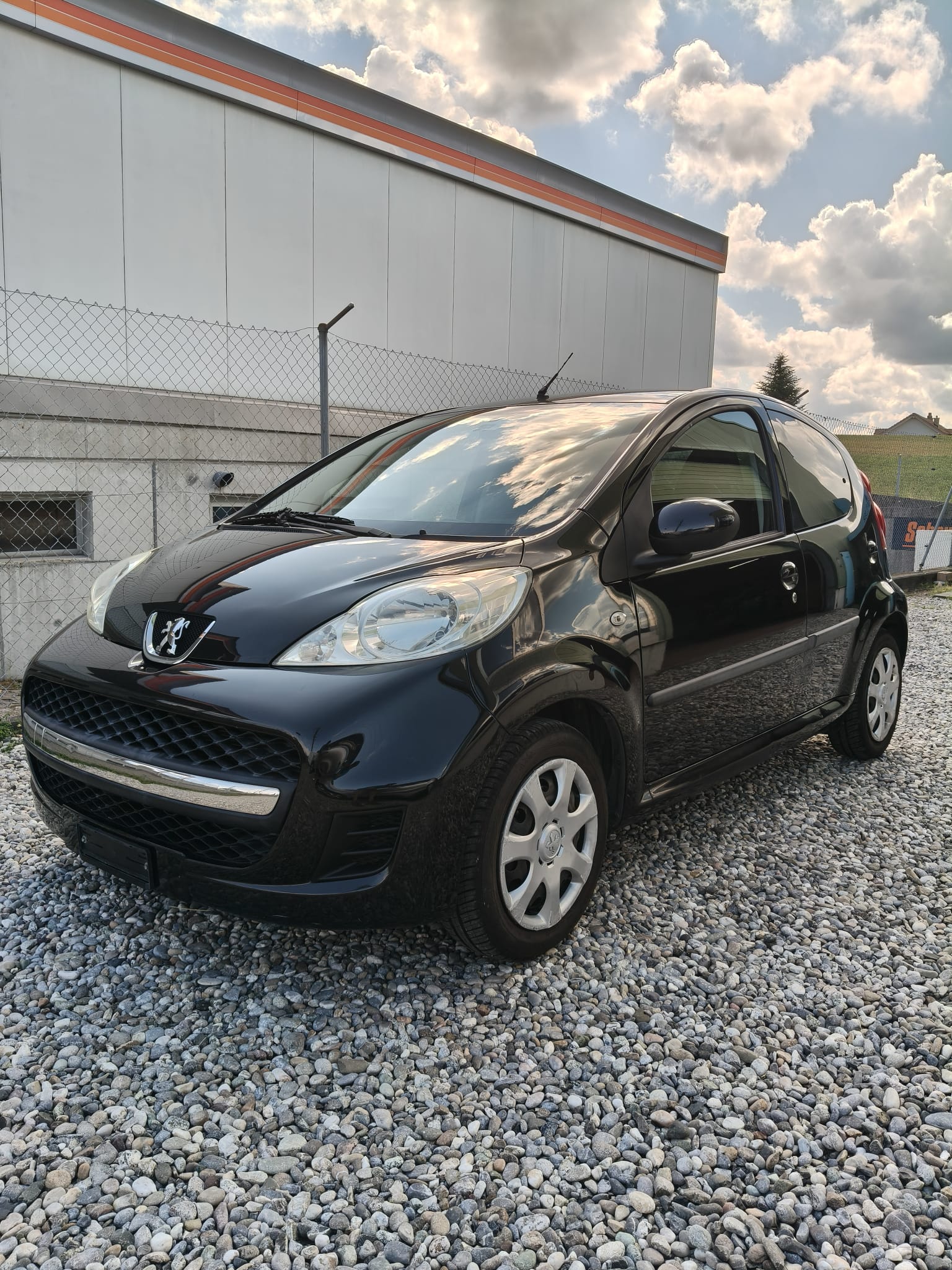 PEUGEOT 107 1.0 Trendy-image-0