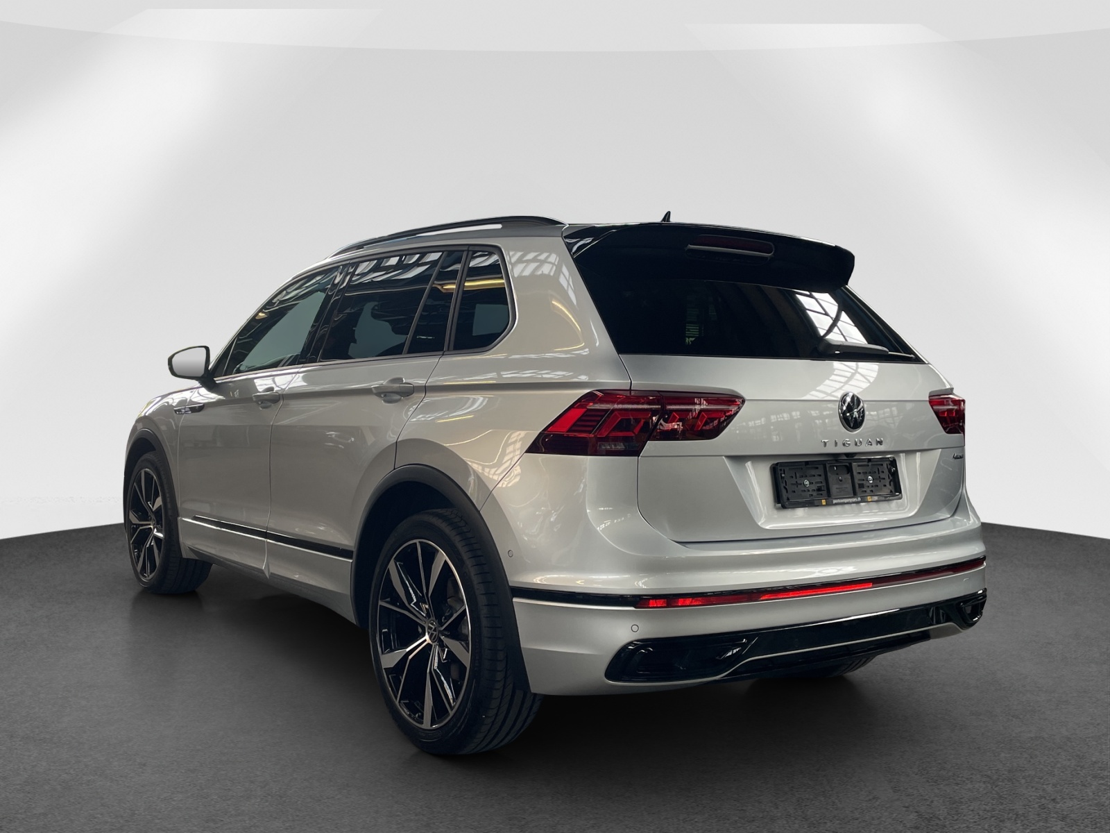 VW Tiguan 2.0 TSI R-Line DSG-image-3