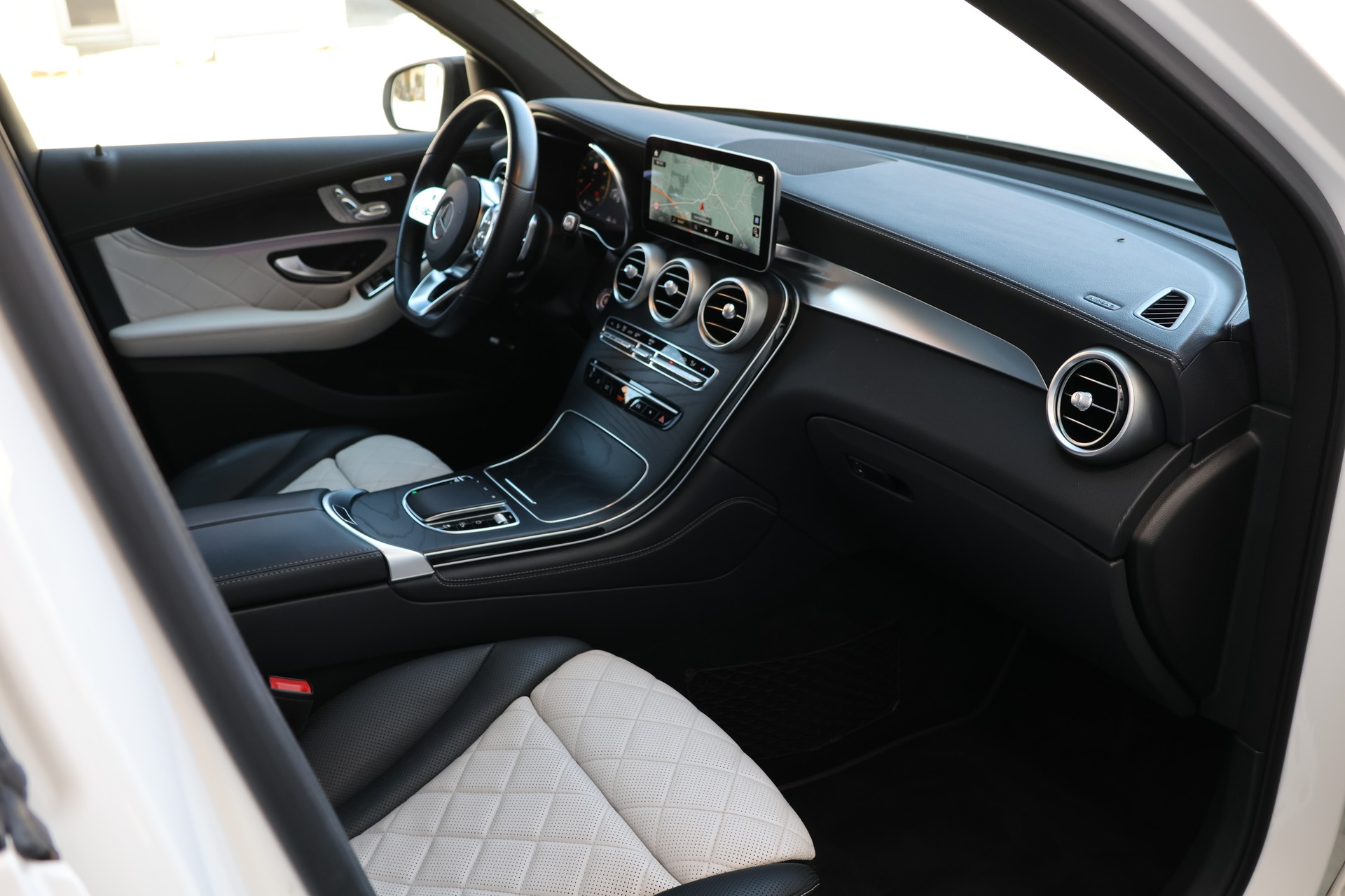 MERCEDES-BENZ GLC 300 AMG Line 4Matic 9G-Tronic (CH) + 2.4T AHK-image-19