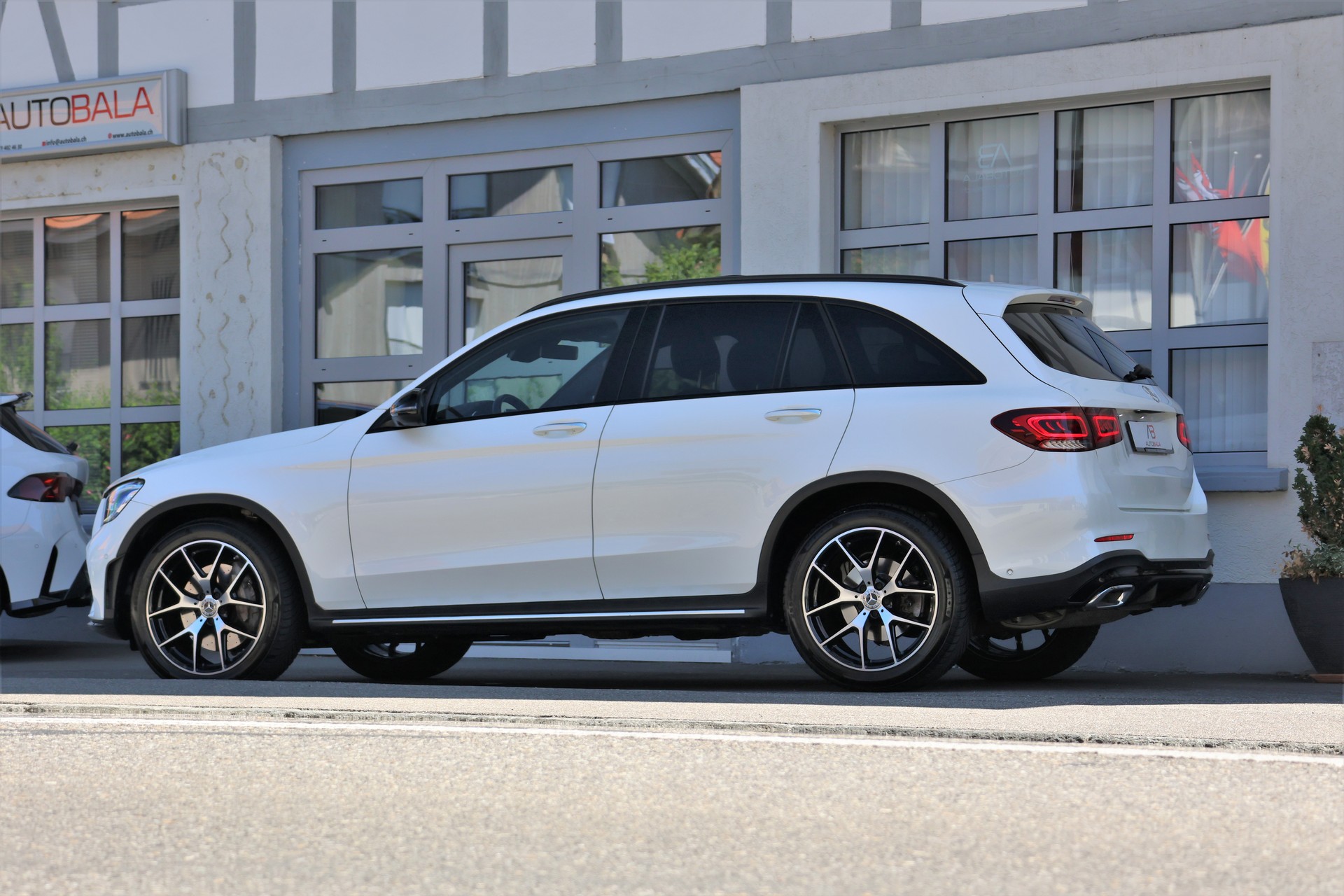 MERCEDES-BENZ GLC 300 AMG Line 4Matic 9G-Tronic (CH) + 2.4T AHK-showroom-element-3