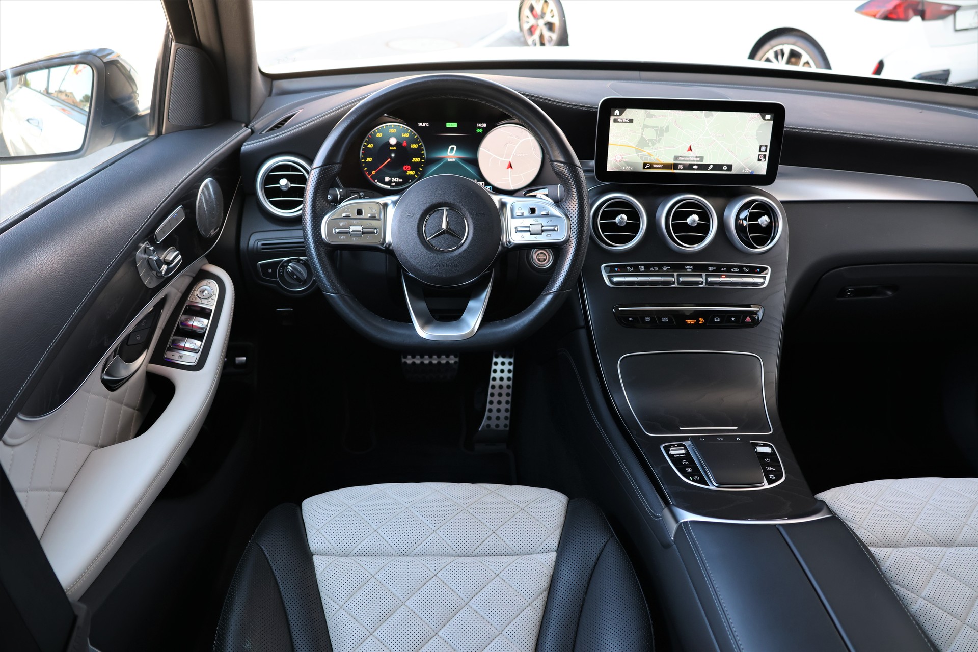 MERCEDES-BENZ GLC 300 AMG Line 4Matic 9G-Tronic (CH) + 2.4T AHK-image-14