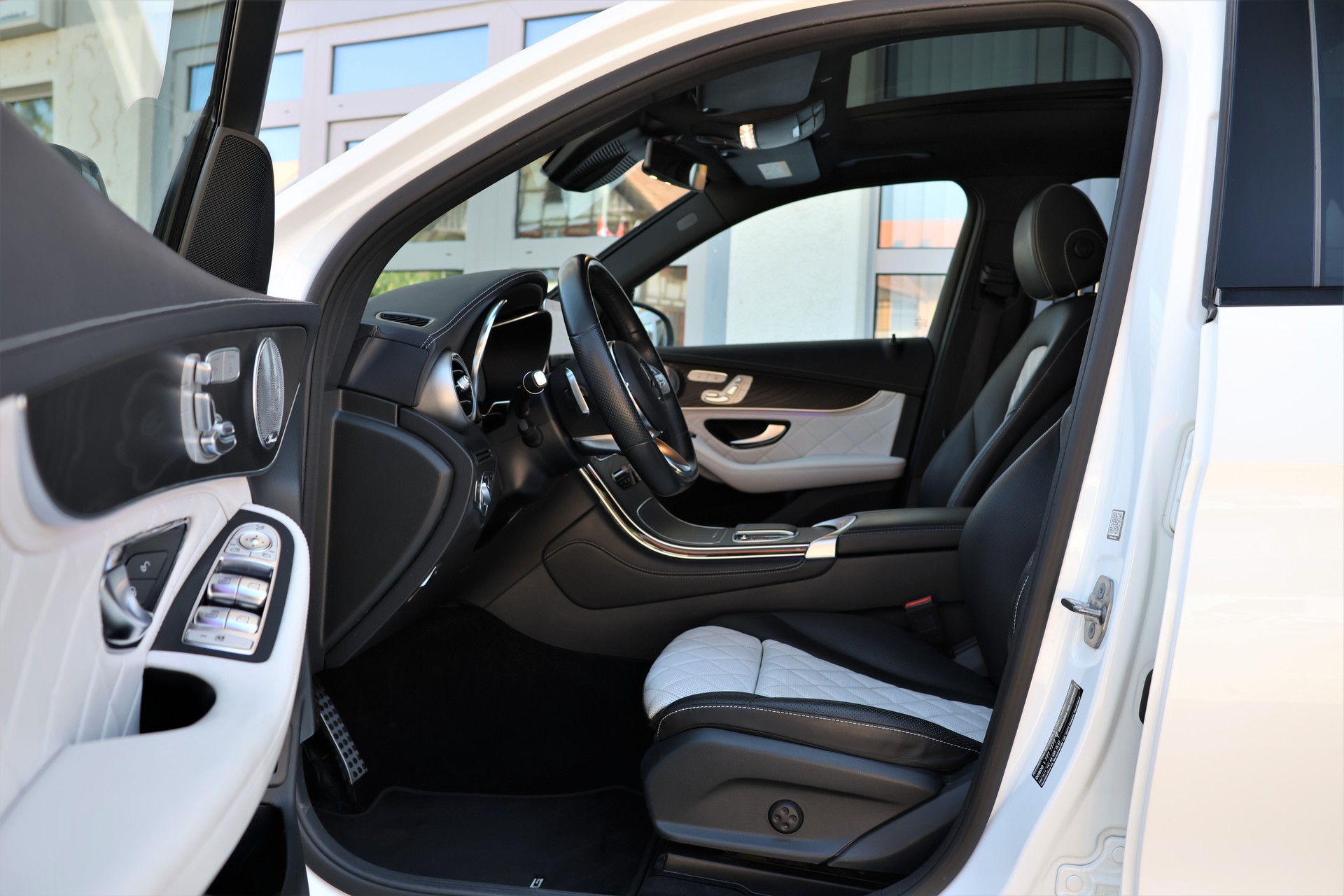 MERCEDES-BENZ GLC 300 AMG Line 4Matic 9G-Tronic (CH) + 2.4T AHK-image-8