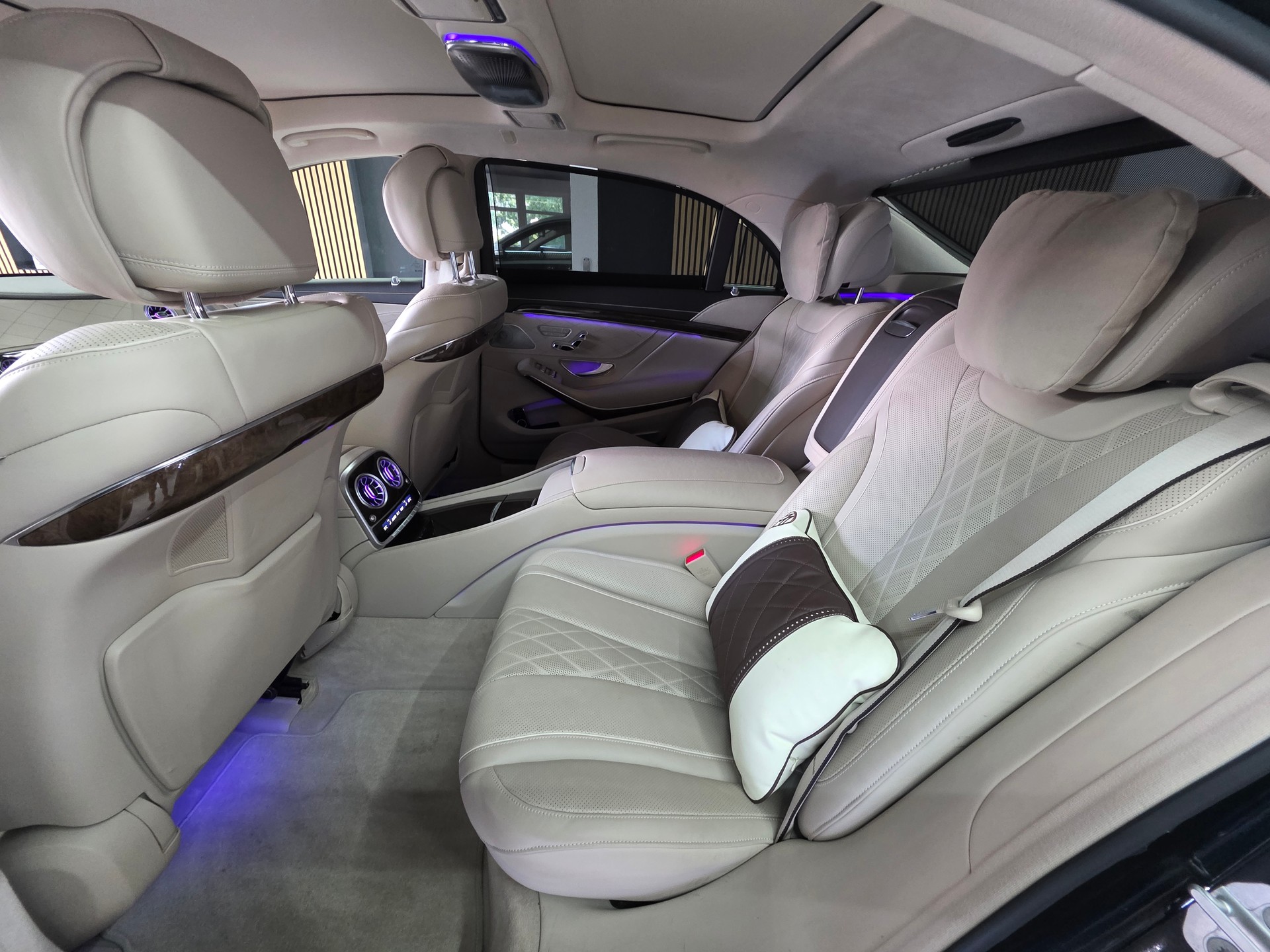MERCEDES-BENZ S 500 4Matic 7G-Tronic Maybach-image-17