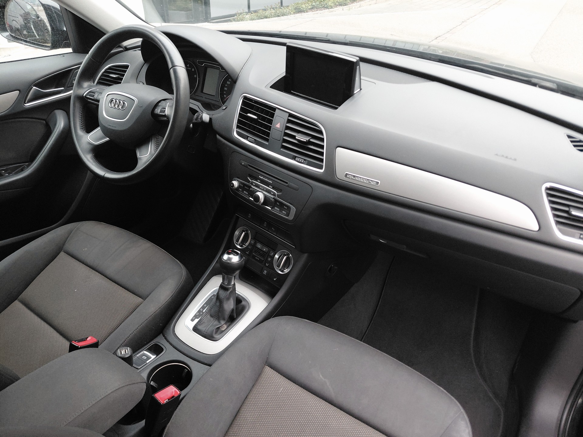 AUDI Q3 2.0 TFSI quattro S-tronic-image-10