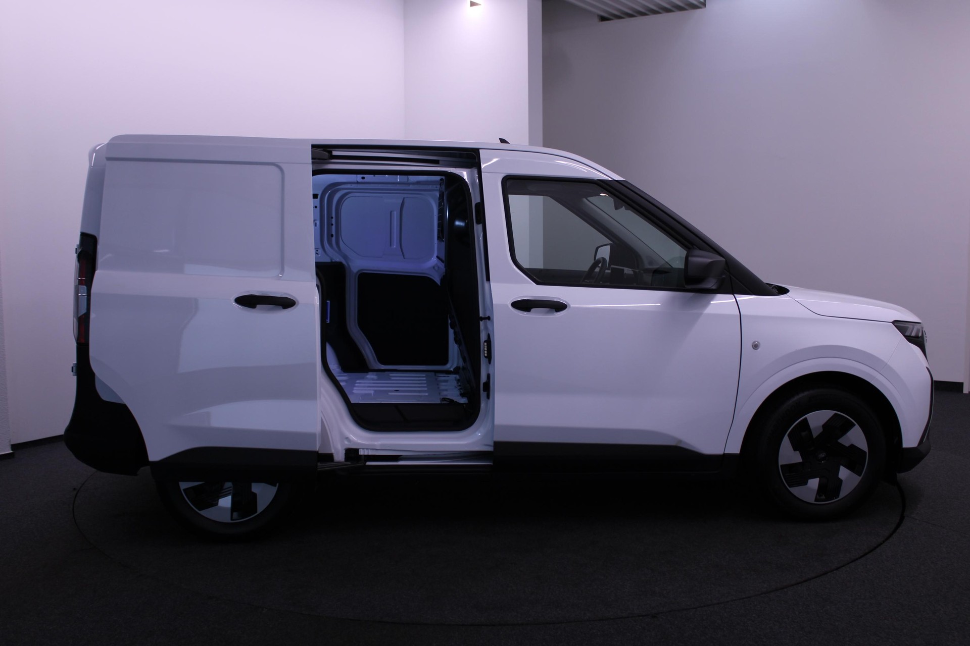 FORD E-Transit Courier Van Trend-image-4