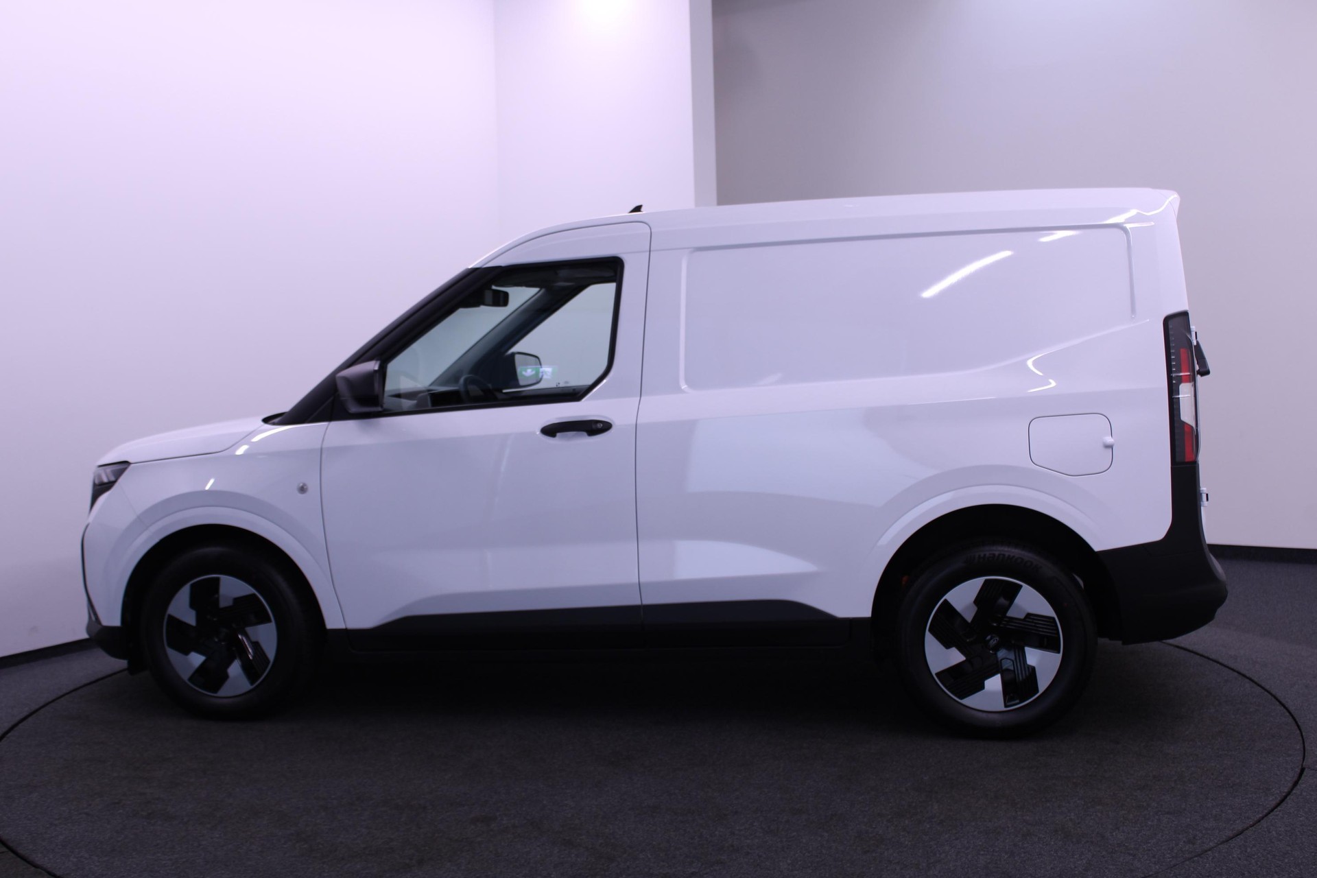 FORD E-Transit Courier Van Trend-showroom-element-1