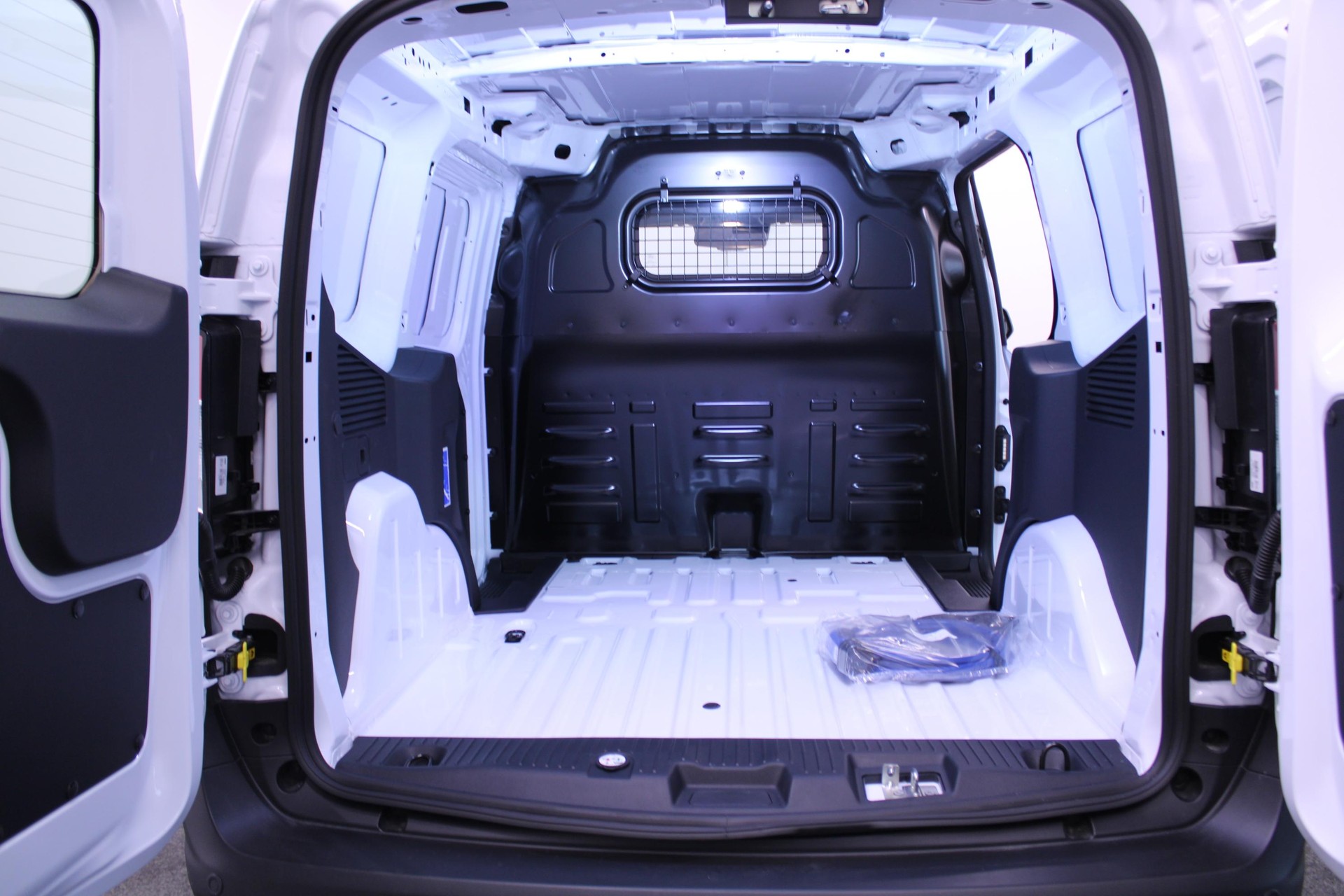 FORD E-Transit Courier Van Trend-image-5