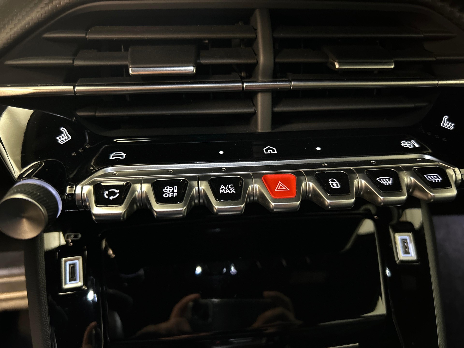 PEUGEOT 2008 1.2 Hybrid 145 GT-image-16