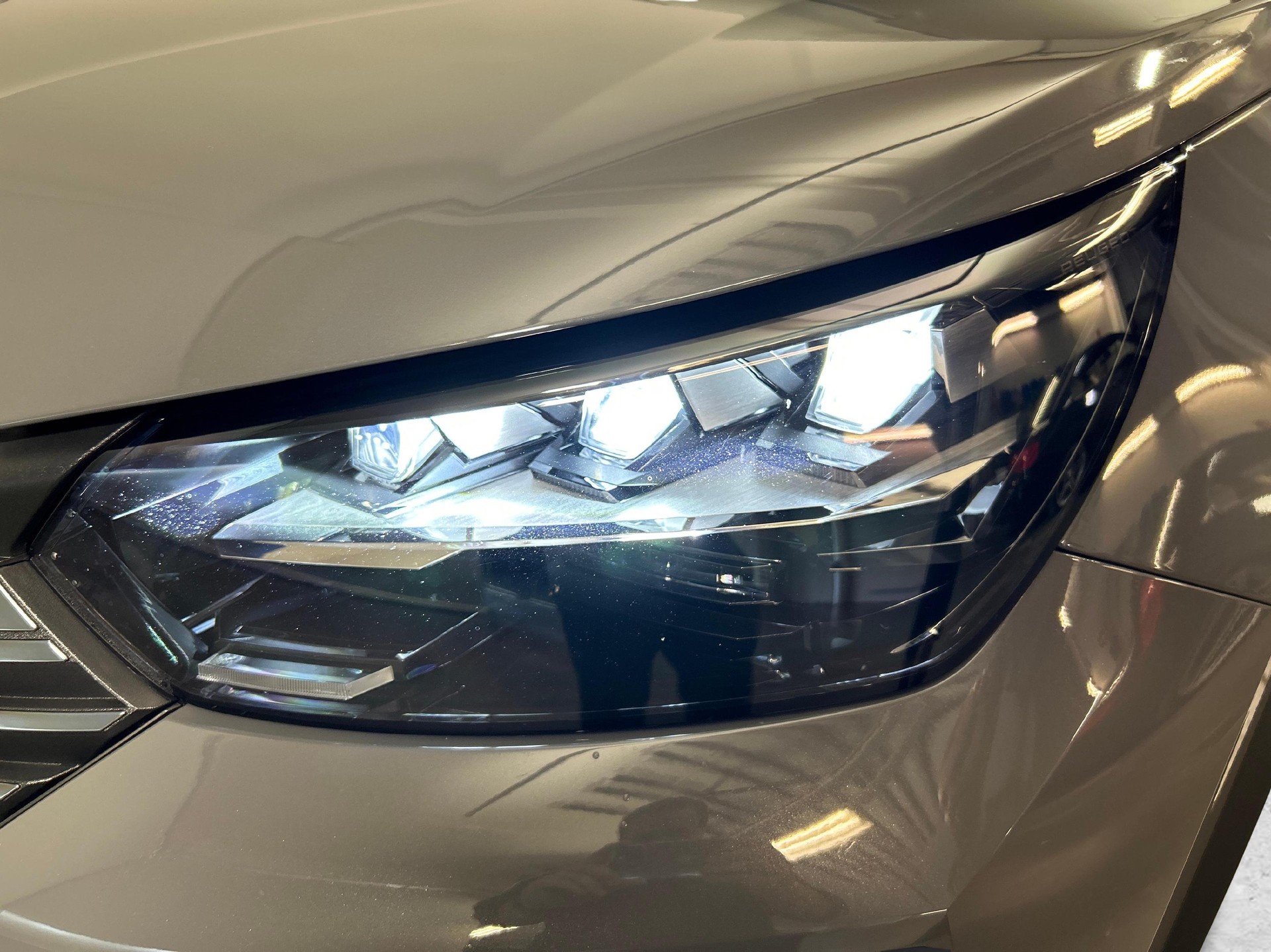 PEUGEOT 2008 1.2 Hybrid 145 GT-image-15