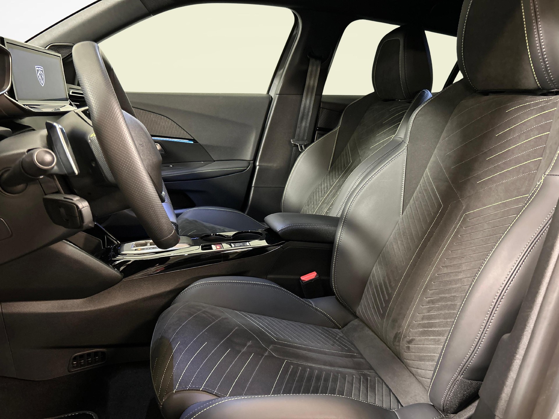 PEUGEOT 2008 1.2 Hybrid 145 GT-showroom-element-2