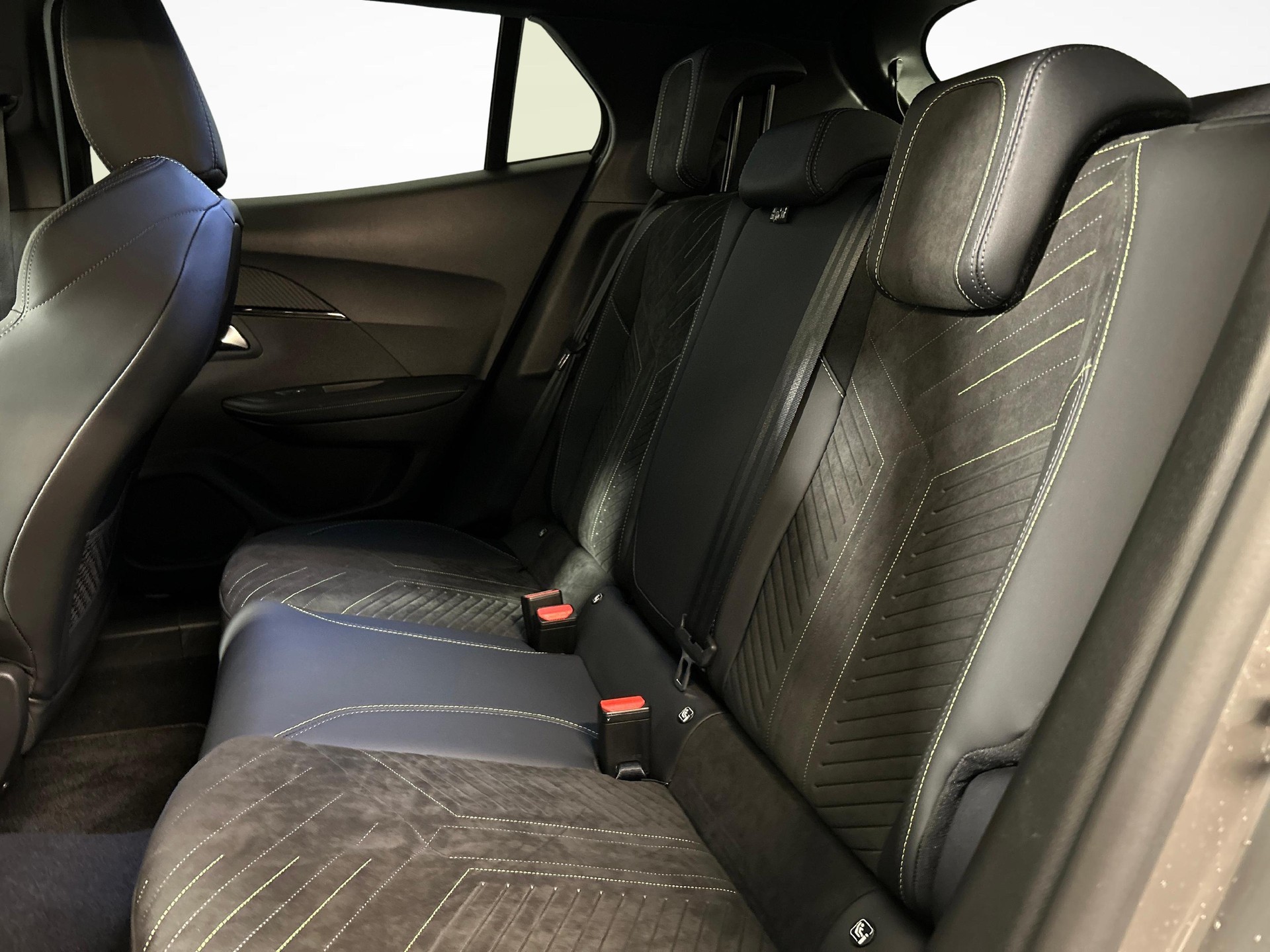 PEUGEOT 2008 1.2 Hybrid 145 GT-showroom-element-3