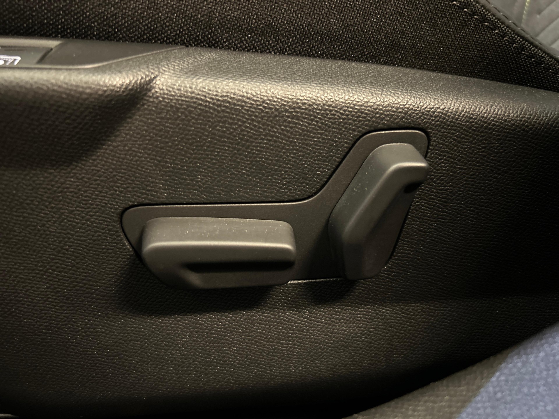 PEUGEOT 2008 1.2 Hybrid 145 GT-image-14