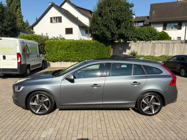 VOLVO 2.4 D4 Momentum R-Design AWD-image-1
