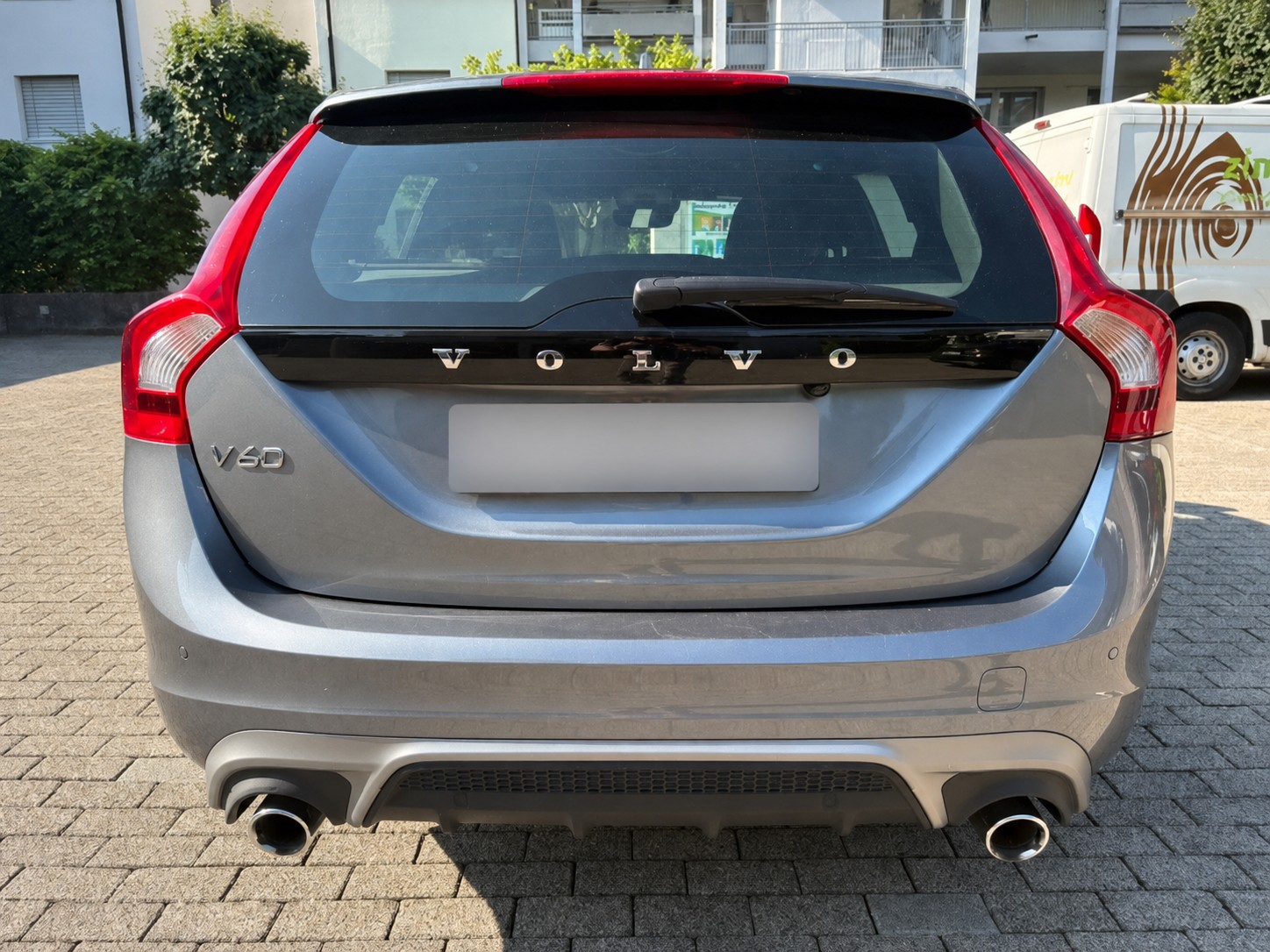 VOLVO 2.4 D4 Momentum R-Design AWD-image-3
