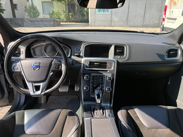VOLVO 2.4 D4 Momentum R-Design AWD-image-4