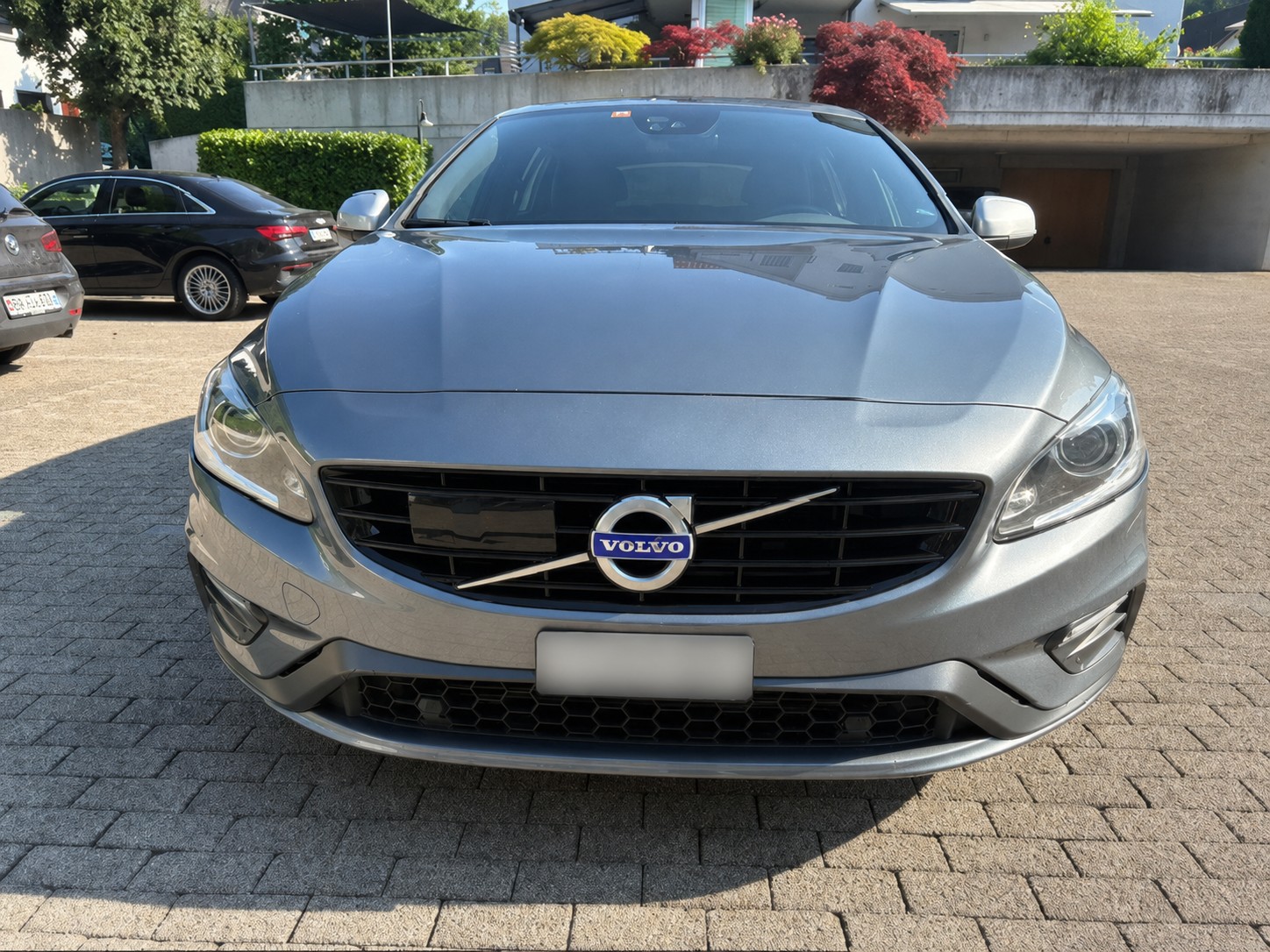 VOLVO 2.4 D4 Momentum R-Design AWD-image-2
