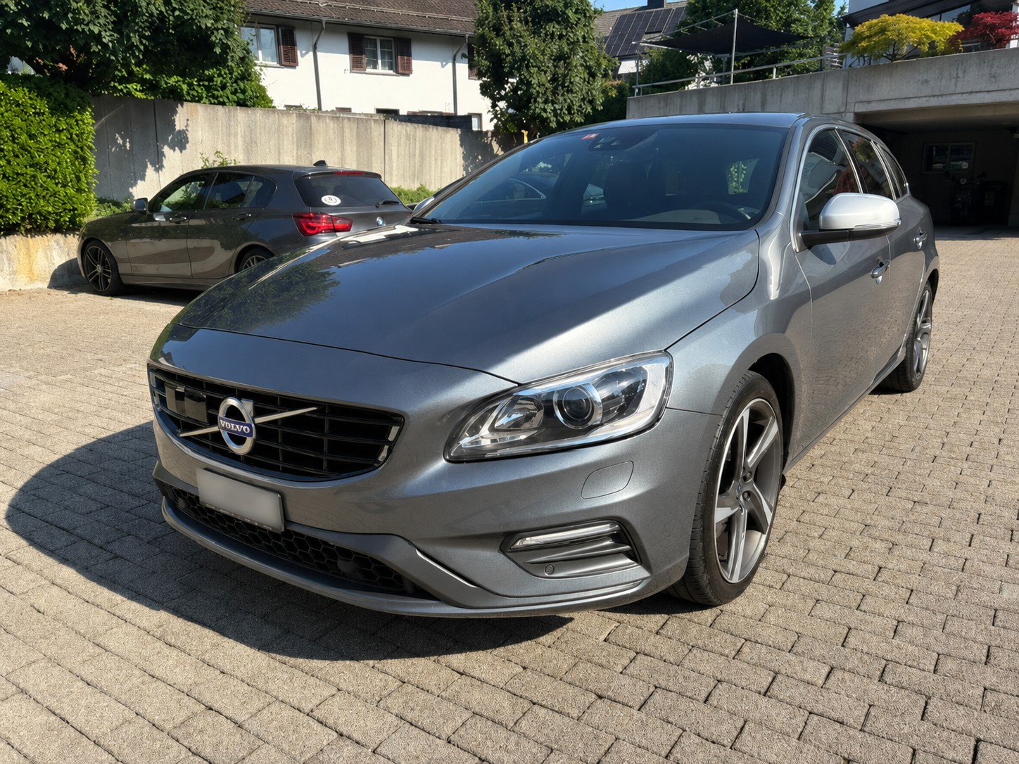 VOLVO 2.4 D4 Momentum R-Design AWD-image-0