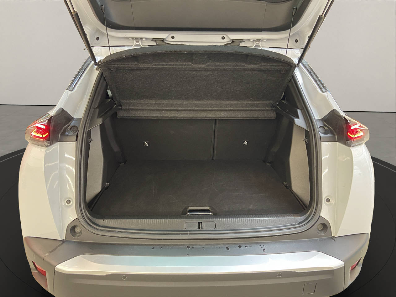 PEUGEOT 2008 1.2 Hybrid 145 Allure-image-14