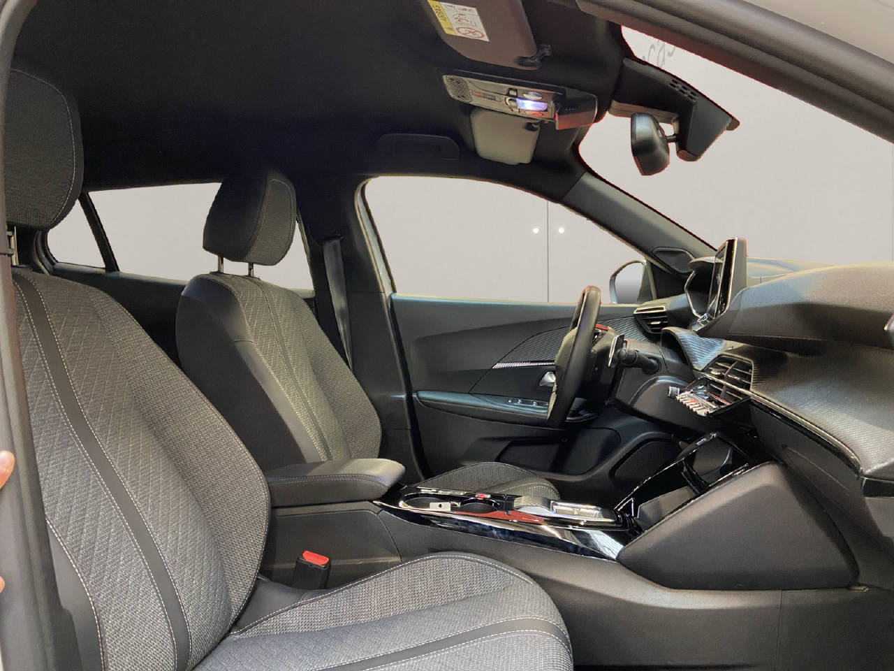 PEUGEOT 2008 1.2 Hybrid 145 Allure-image-11