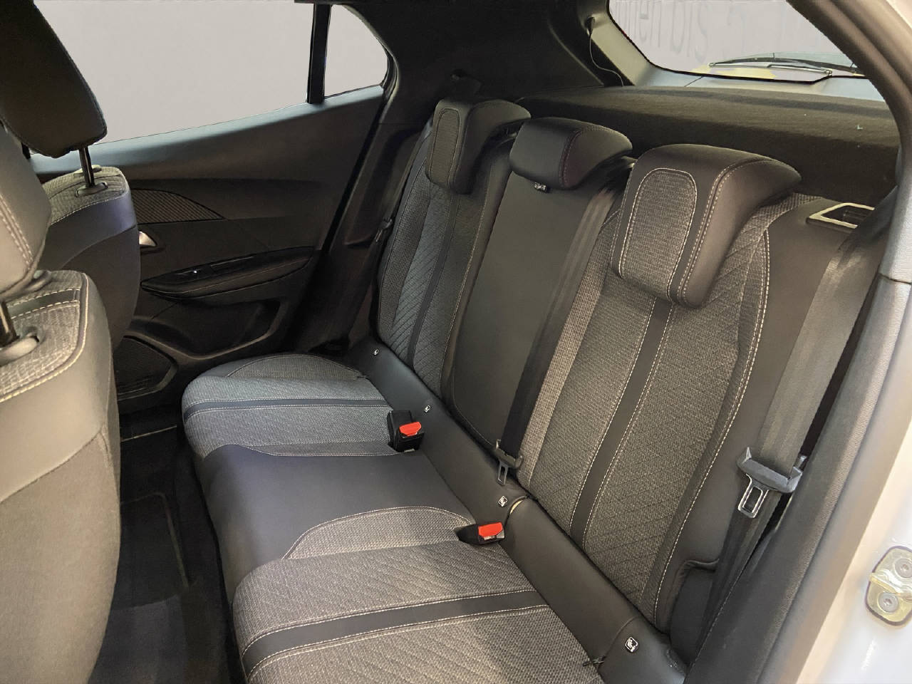 PEUGEOT 2008 1.2 Hybrid 145 Allure-image-12