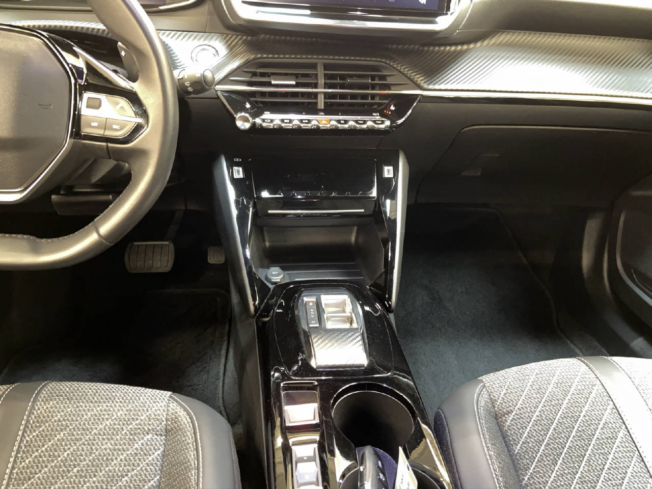 PEUGEOT 2008 1.2 Hybrid 145 Allure-image-7