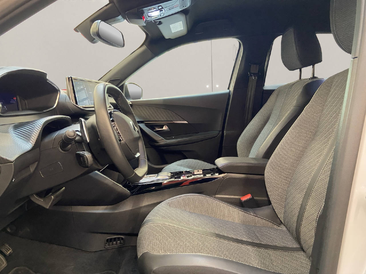 PEUGEOT 2008 1.2 Hybrid 145 Allure-image-5
