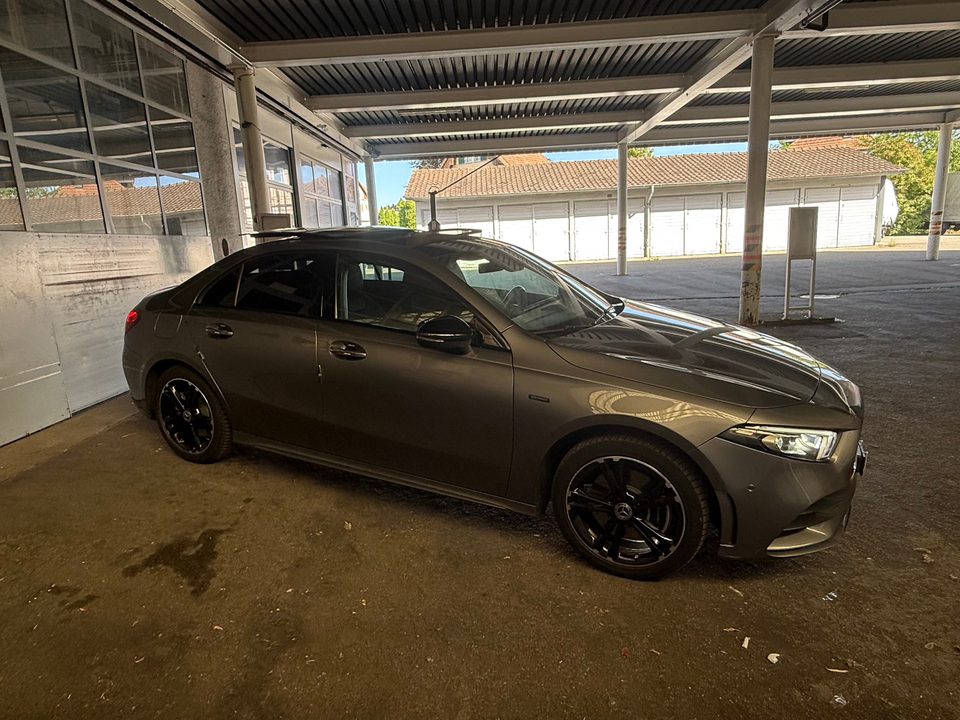 MERCEDES-BENZ A 250e AMG Line 8G-DCT-image-5