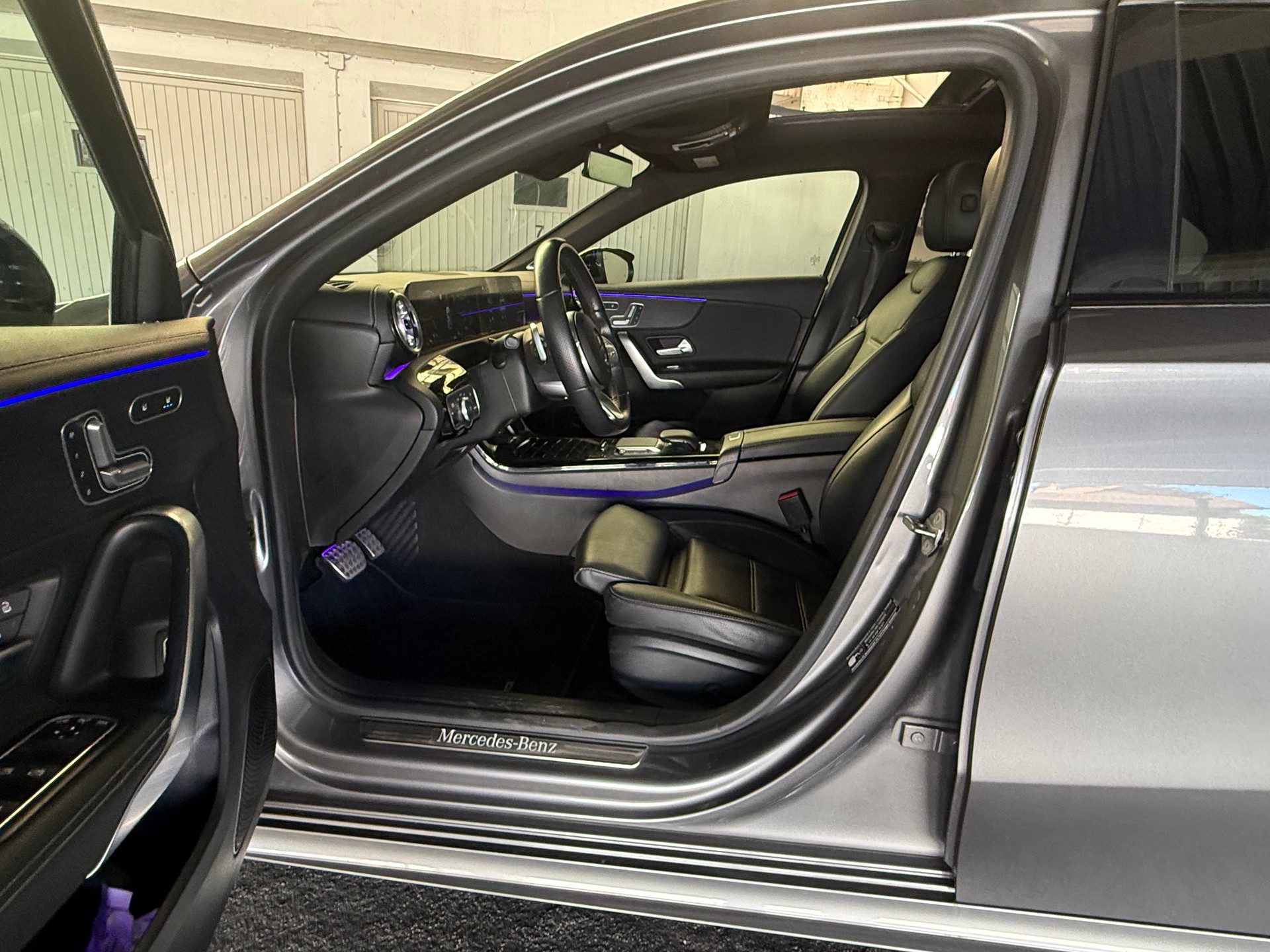 MERCEDES-BENZ A 250e AMG Line 8G-DCT-image-10